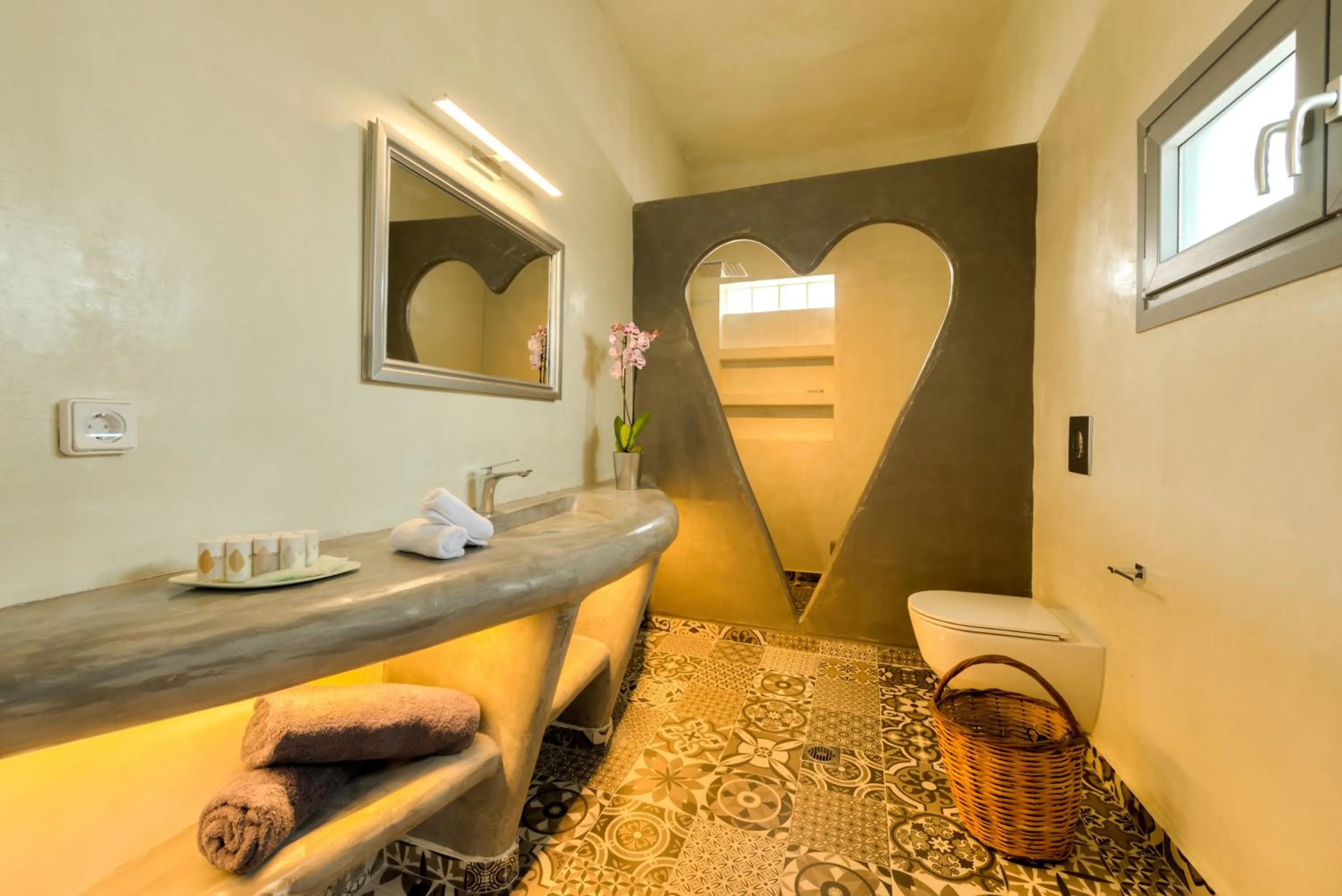 Shower in Pasithea Suites