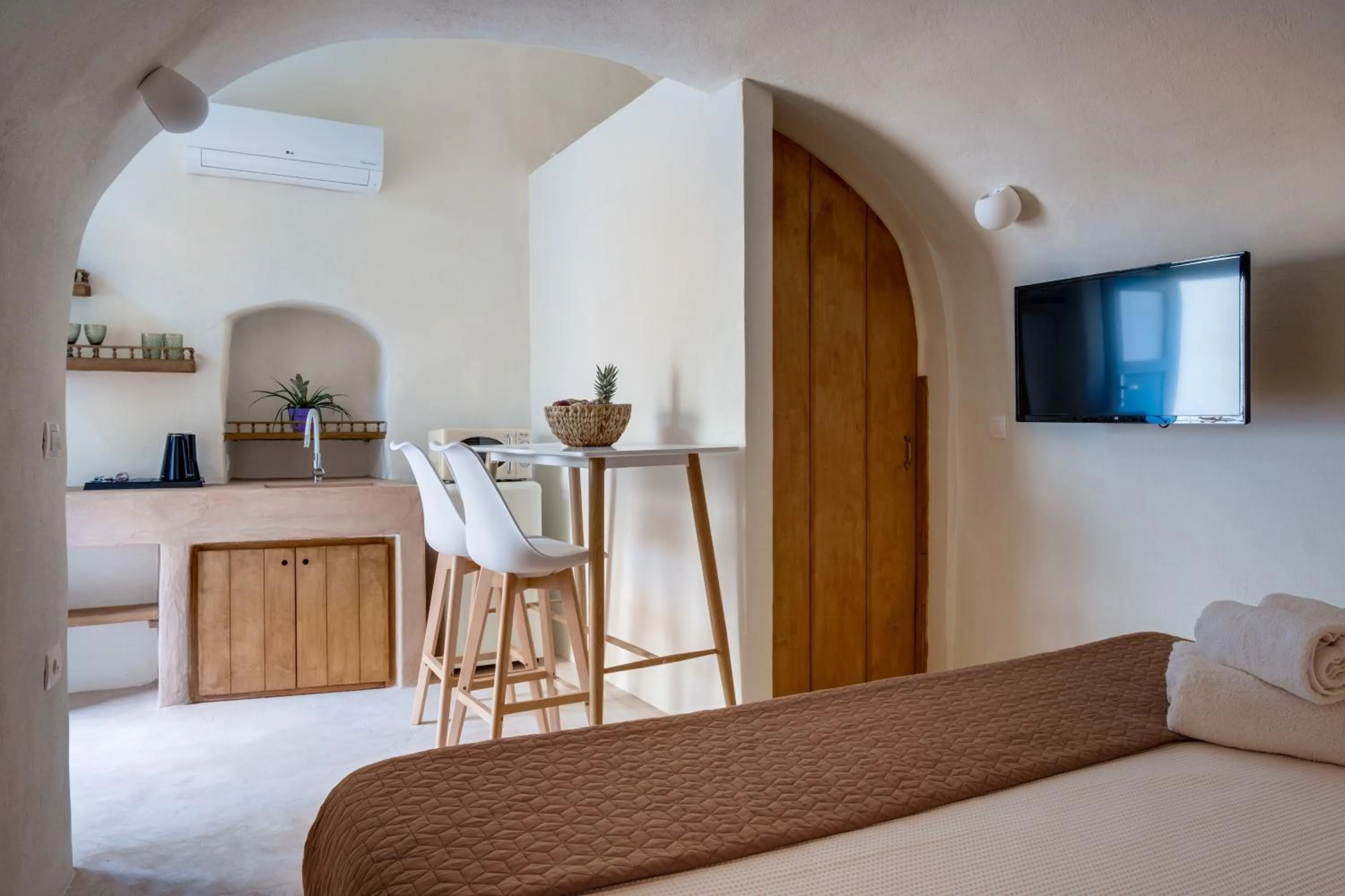 Seating area, Bed in Pasithea Suites