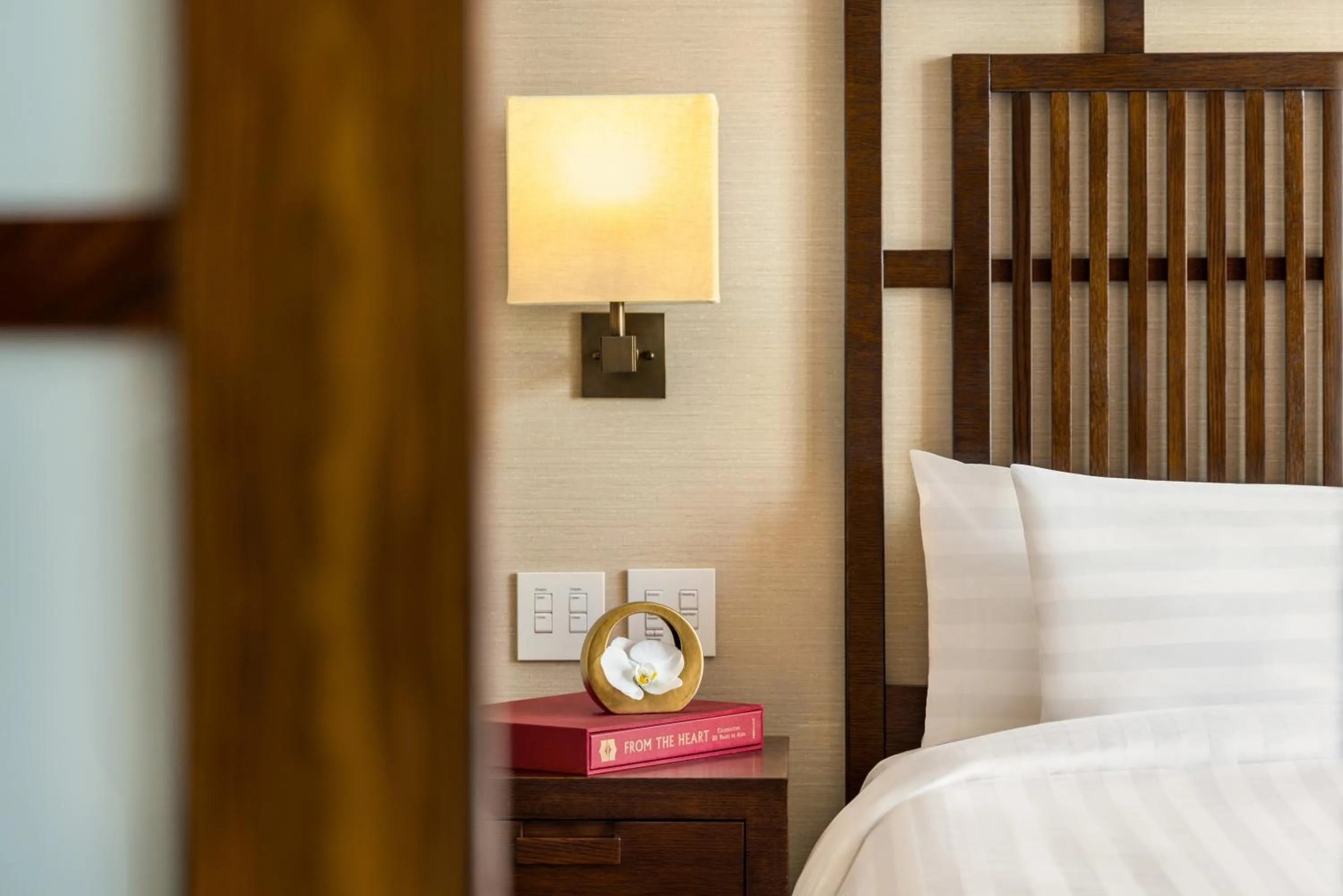 Bedroom, Bed in Shangri-La Vancouver