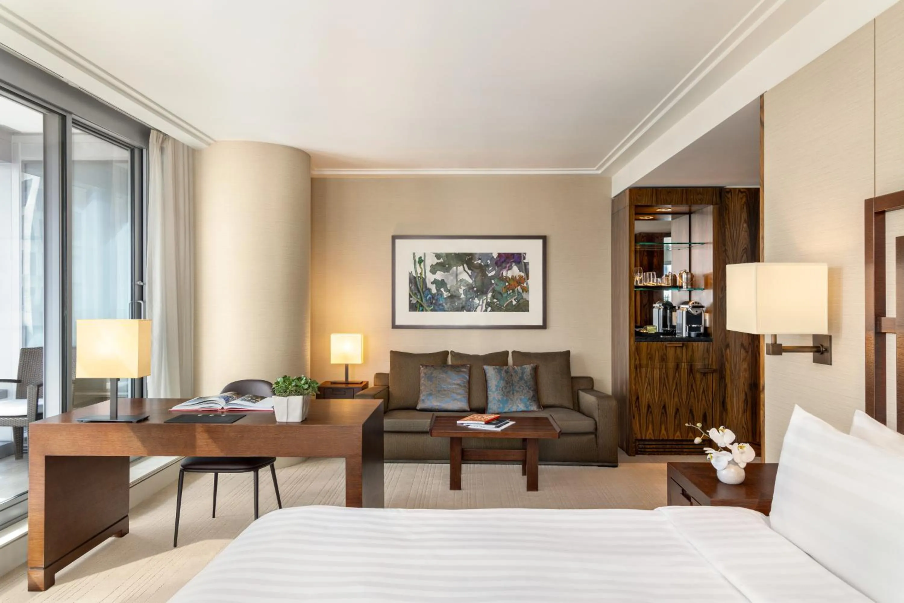 Seating area, Bed in Shangri-La Vancouver