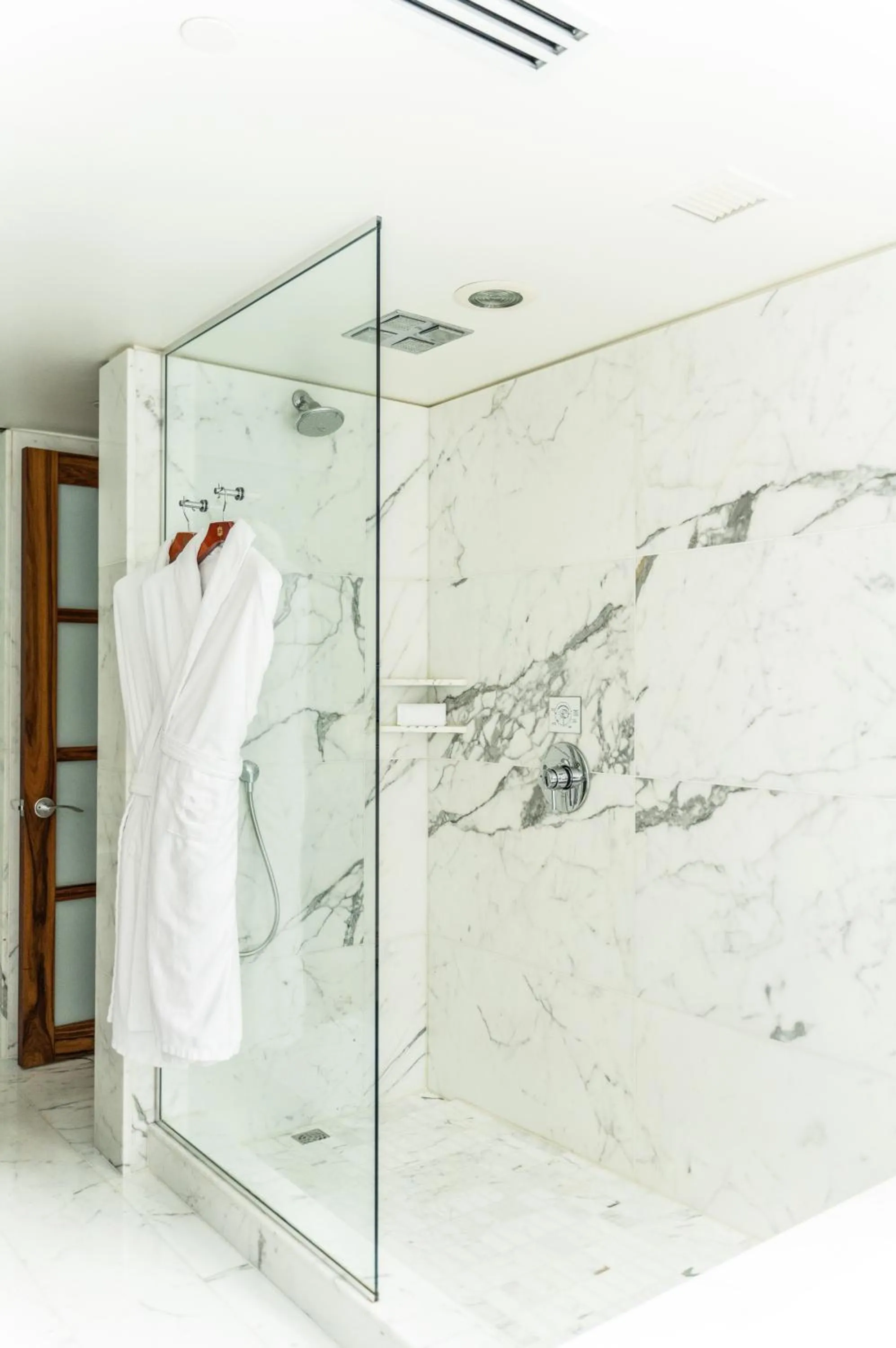 Shower in Hyatt Vancouver Downtown Alberni