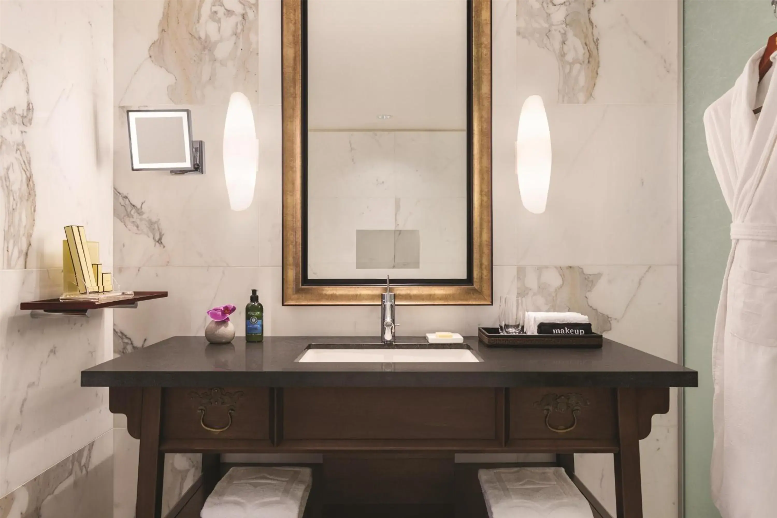 Bathroom in Hyatt Vancouver Downtown Alberni Bathroom in Hyatt Vancouver Downtown Alberni