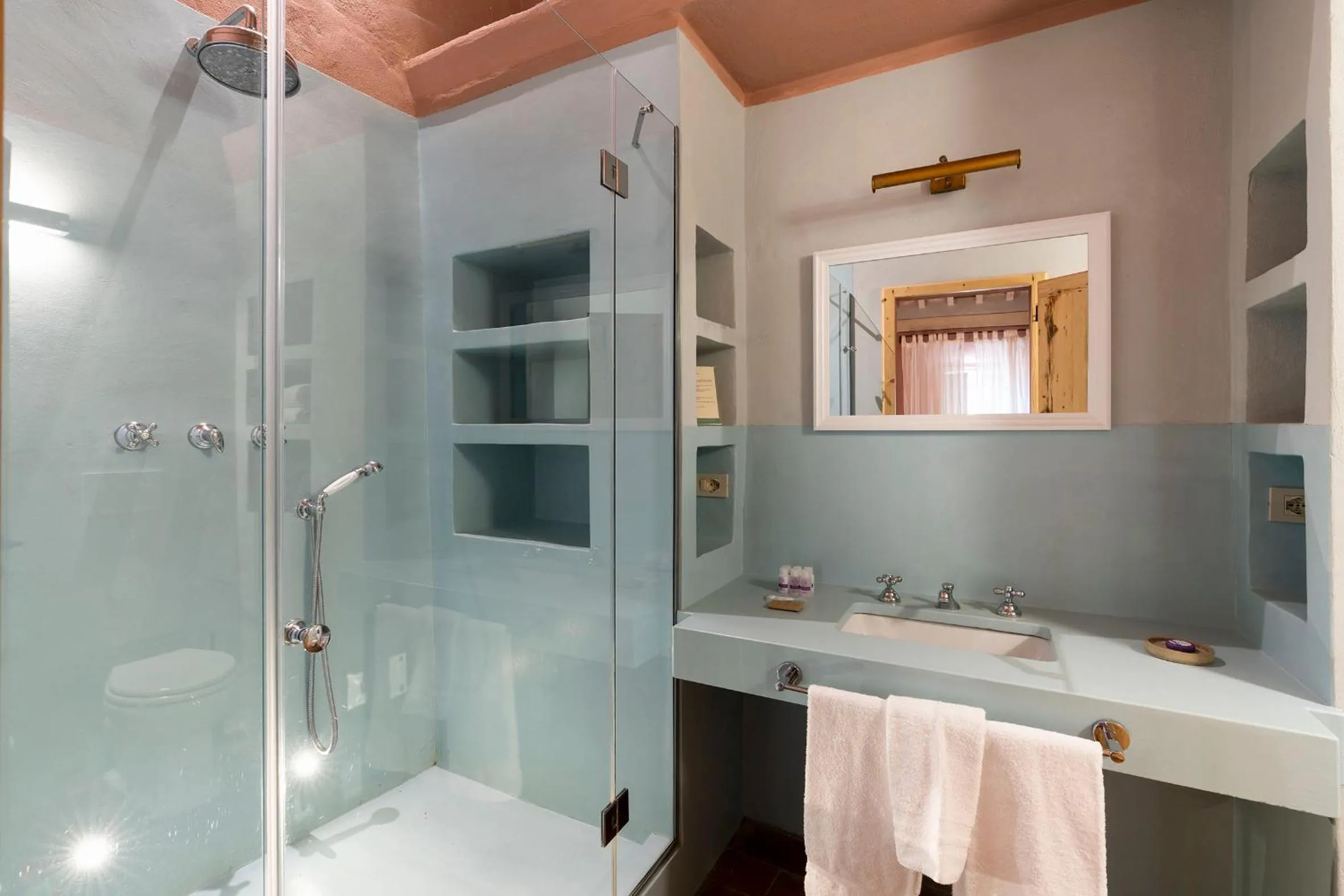 Shower in Castello di Fonterutoli Wine Resort