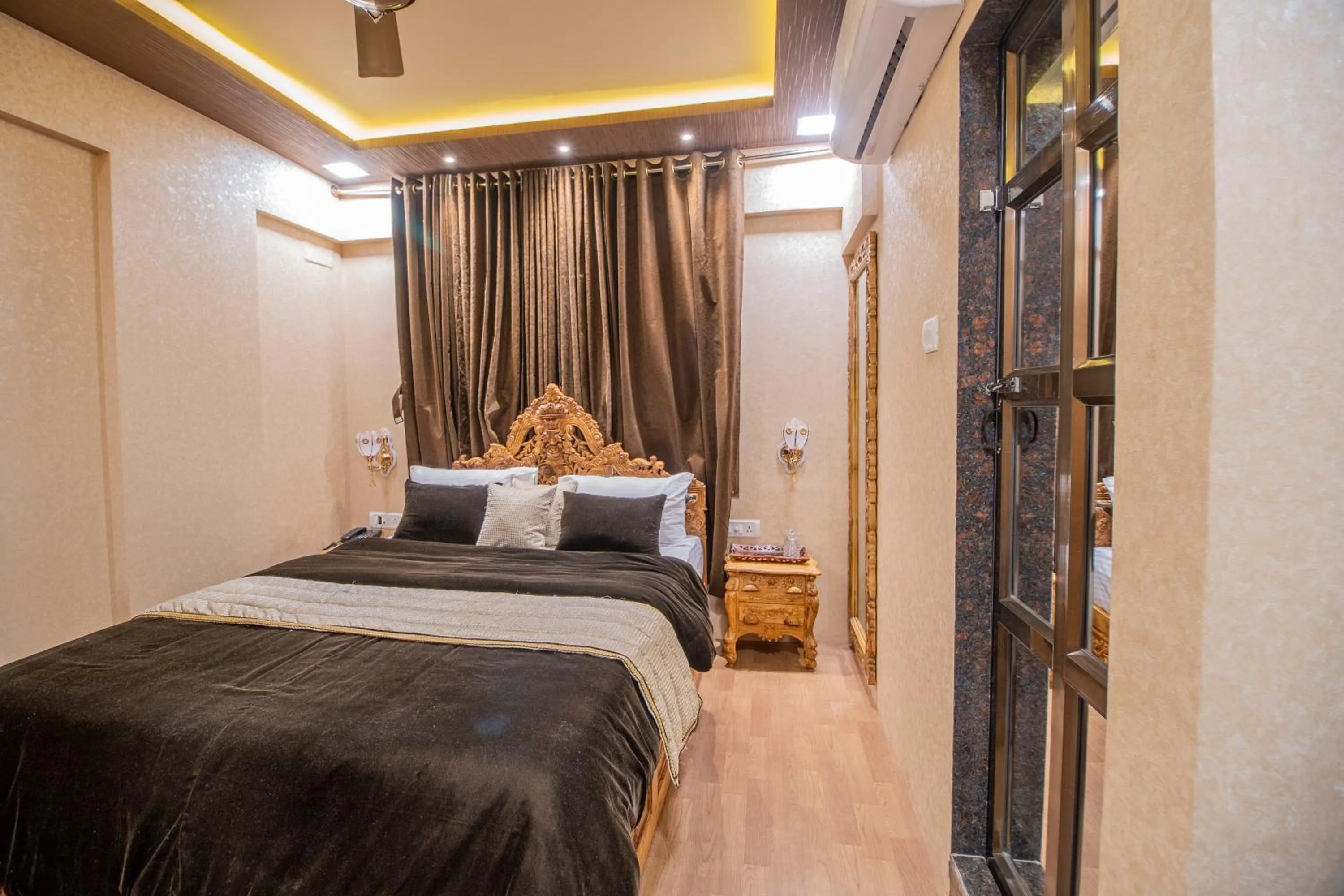 Bed in Onn Shelter Inn