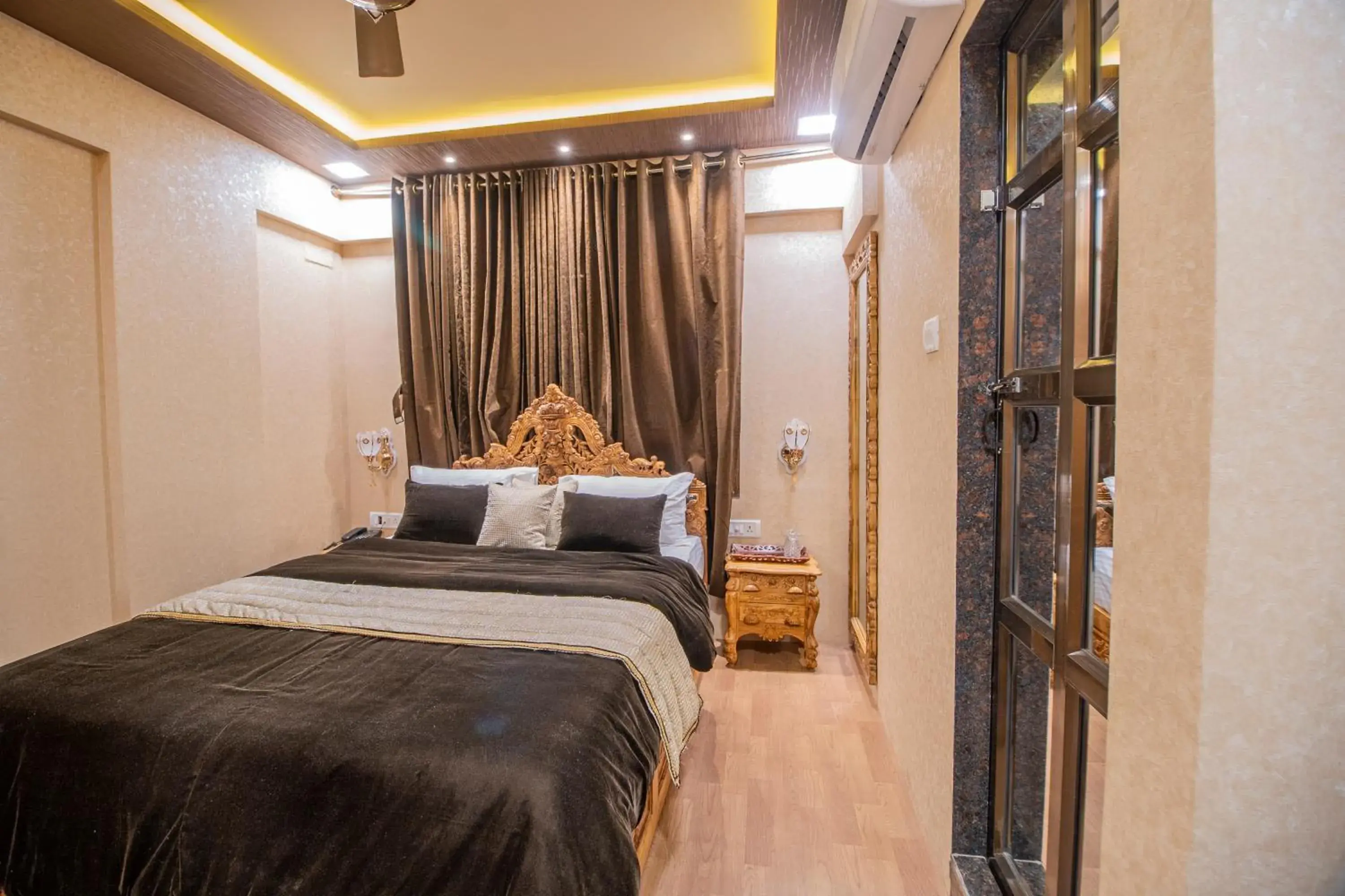 Deluxe Double Room with Bath in Onn Shelter Inn Deluxe Double Room with Bath in Onn Shelter Inn