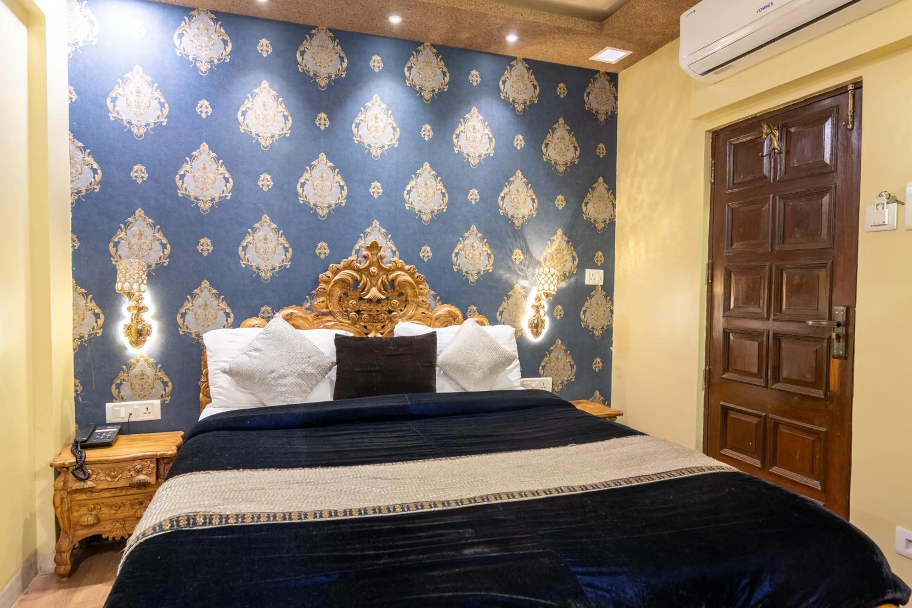 Bed in Onn Shelter Inn