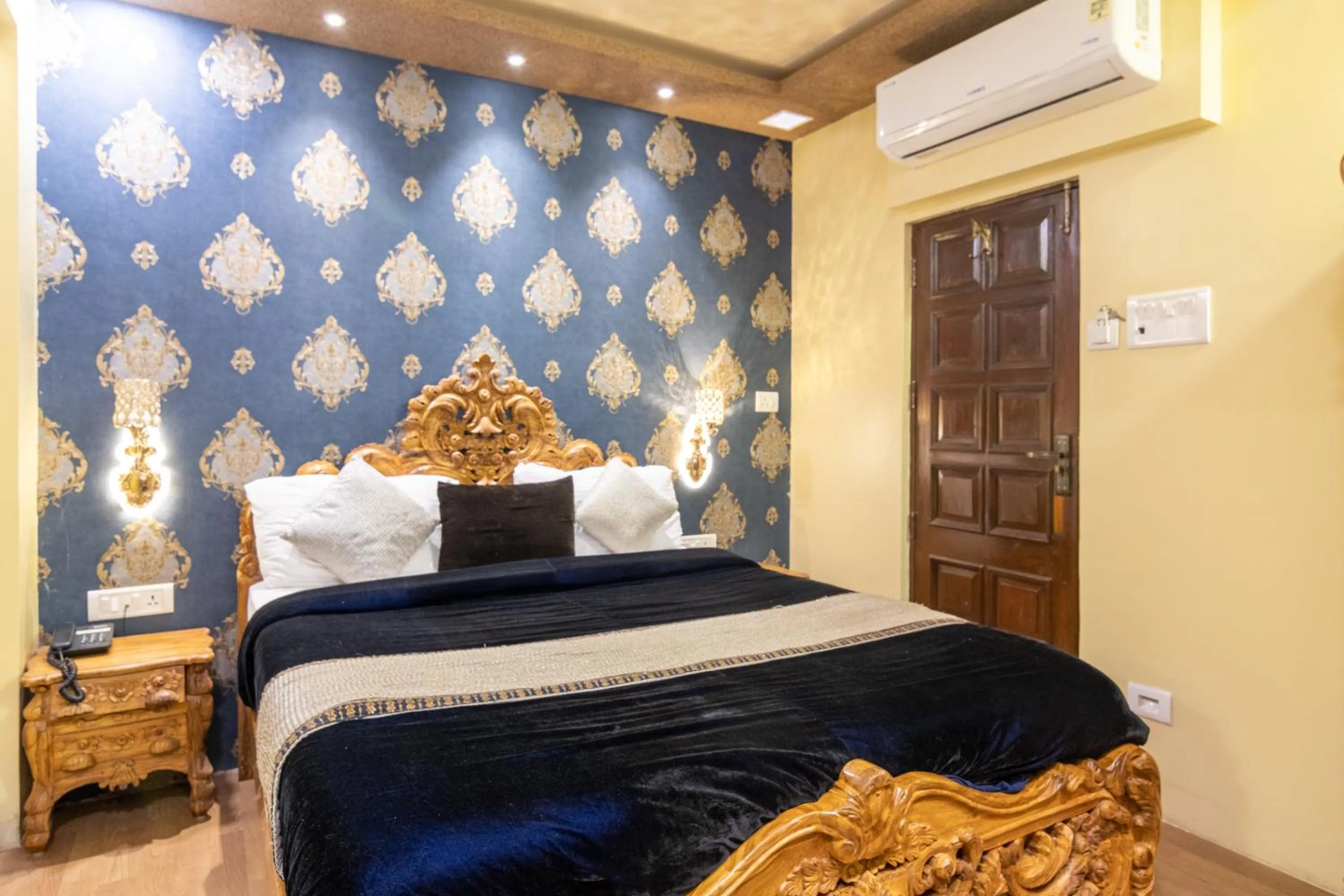 Bedroom, Bed in Onn Shelter Inn