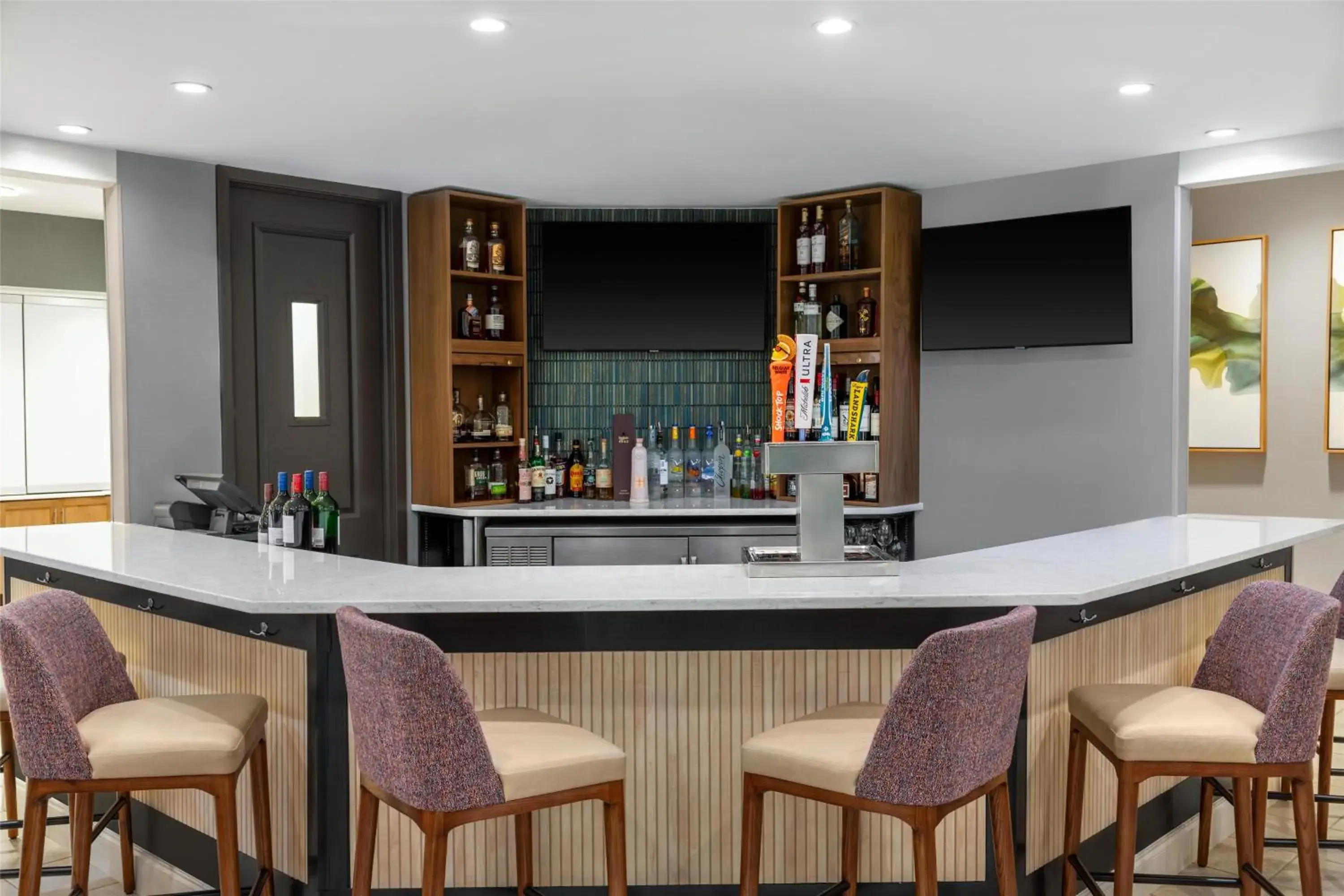 Lounge or bar in Embassy Suites Fort Myers - Estero Lounge or bar in Embassy Suites Fort Myers - Estero