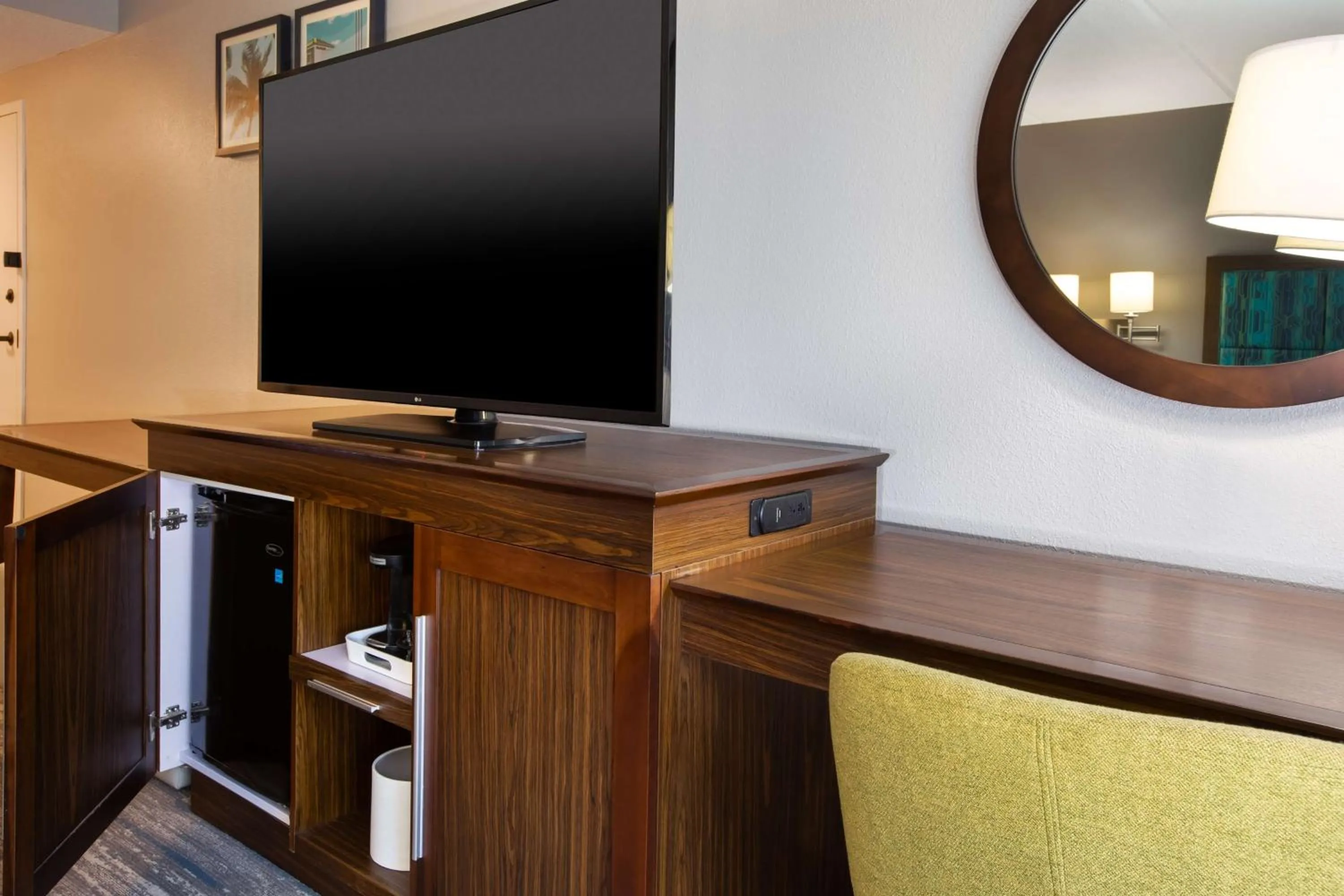 Bedroom in Hampton Inn Daytona/Ormond Beach