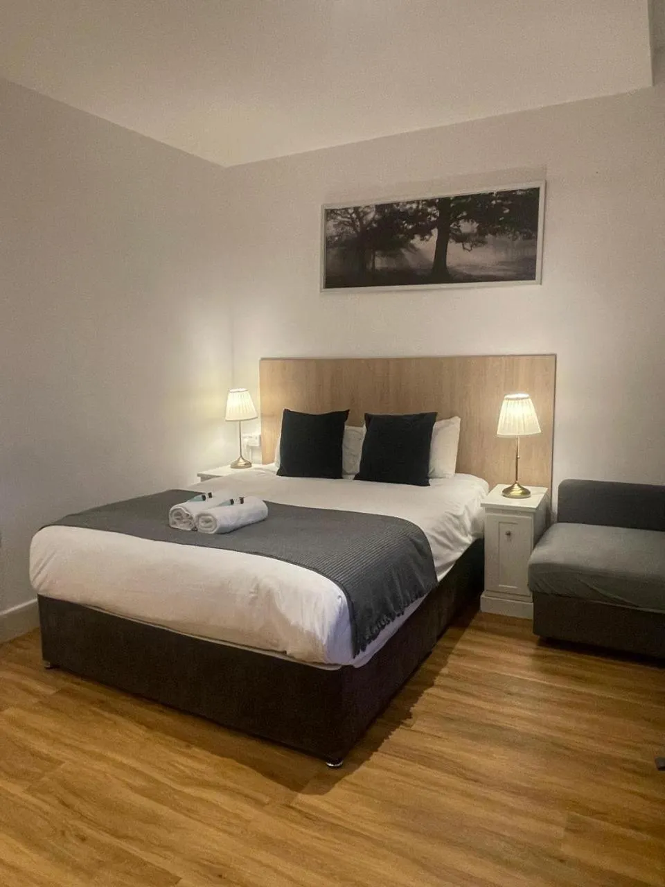 Photo of the whole room, Bed in London City Hotel