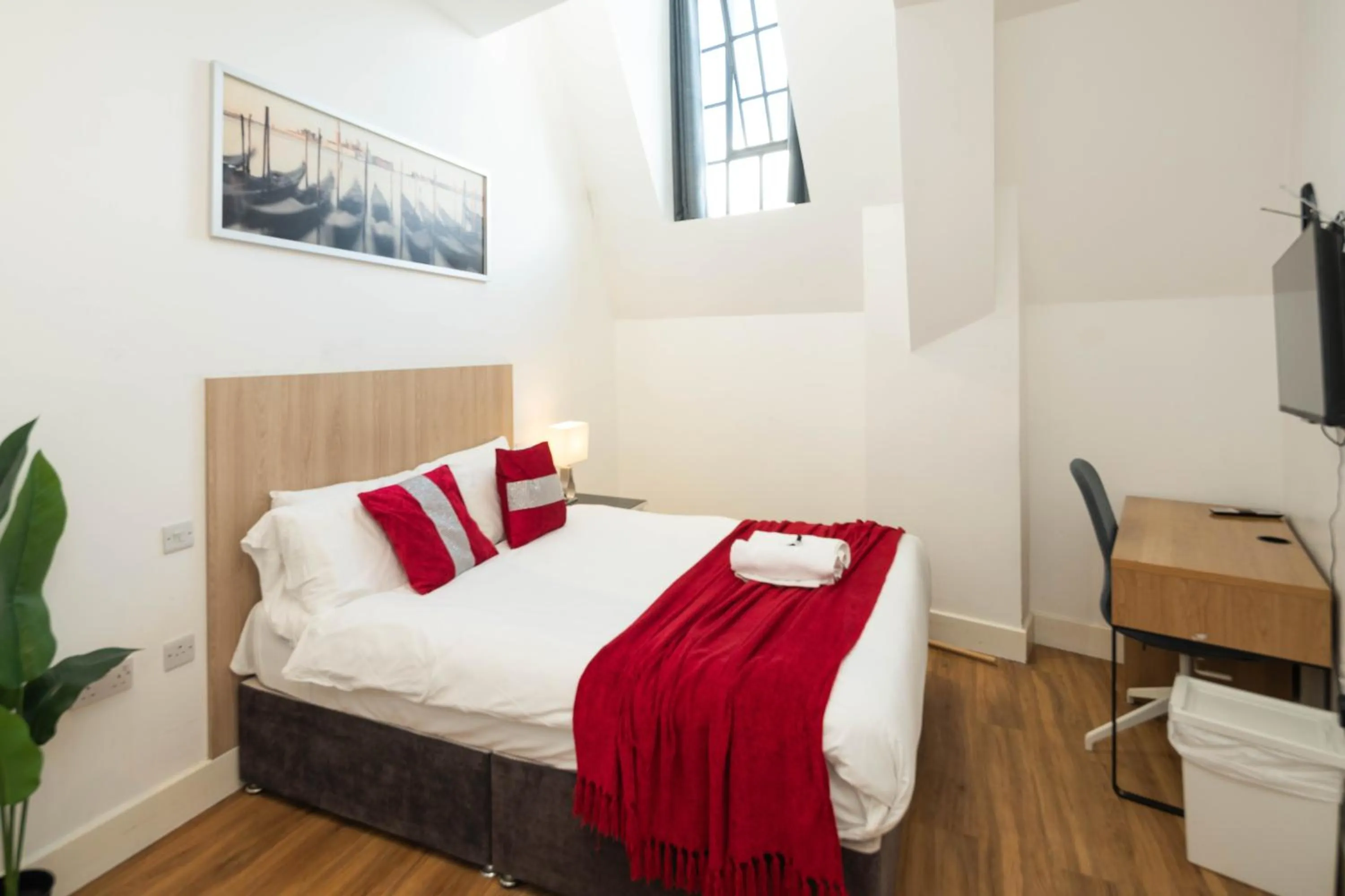 Bedroom, Bed in London City Hotel