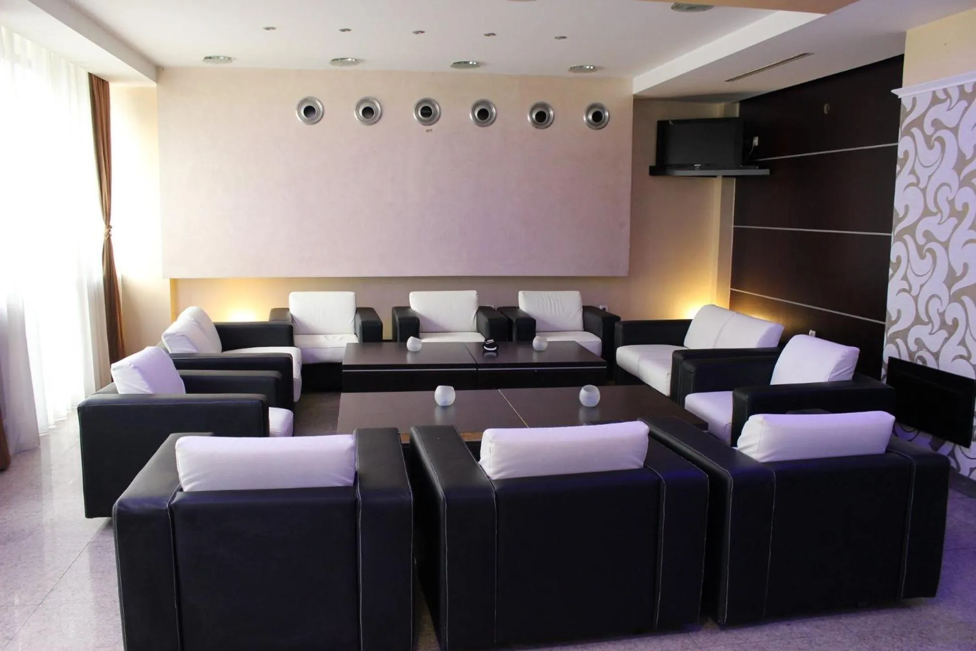 Communal lounge/ TV room in Hotel Beograd - Yu