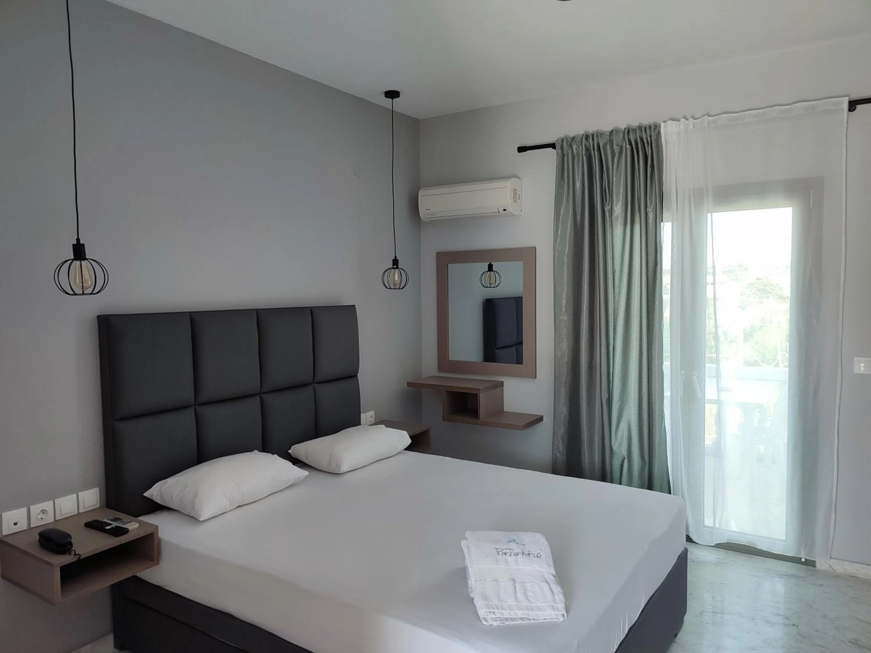 Bed in Hotel Paraktio