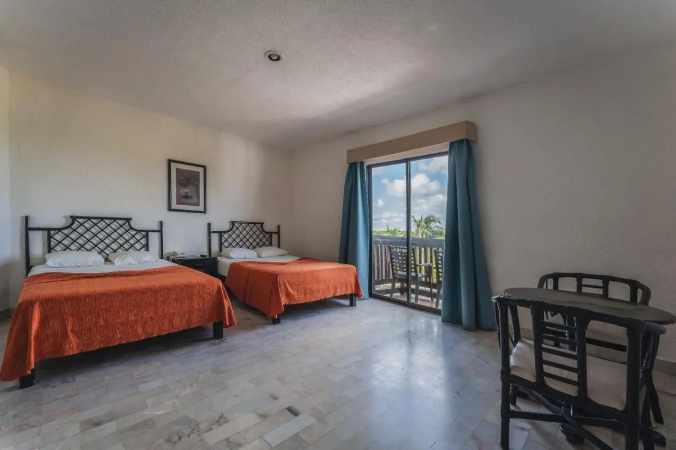 Photo of the whole room, Bed in Imperial Las Perlas