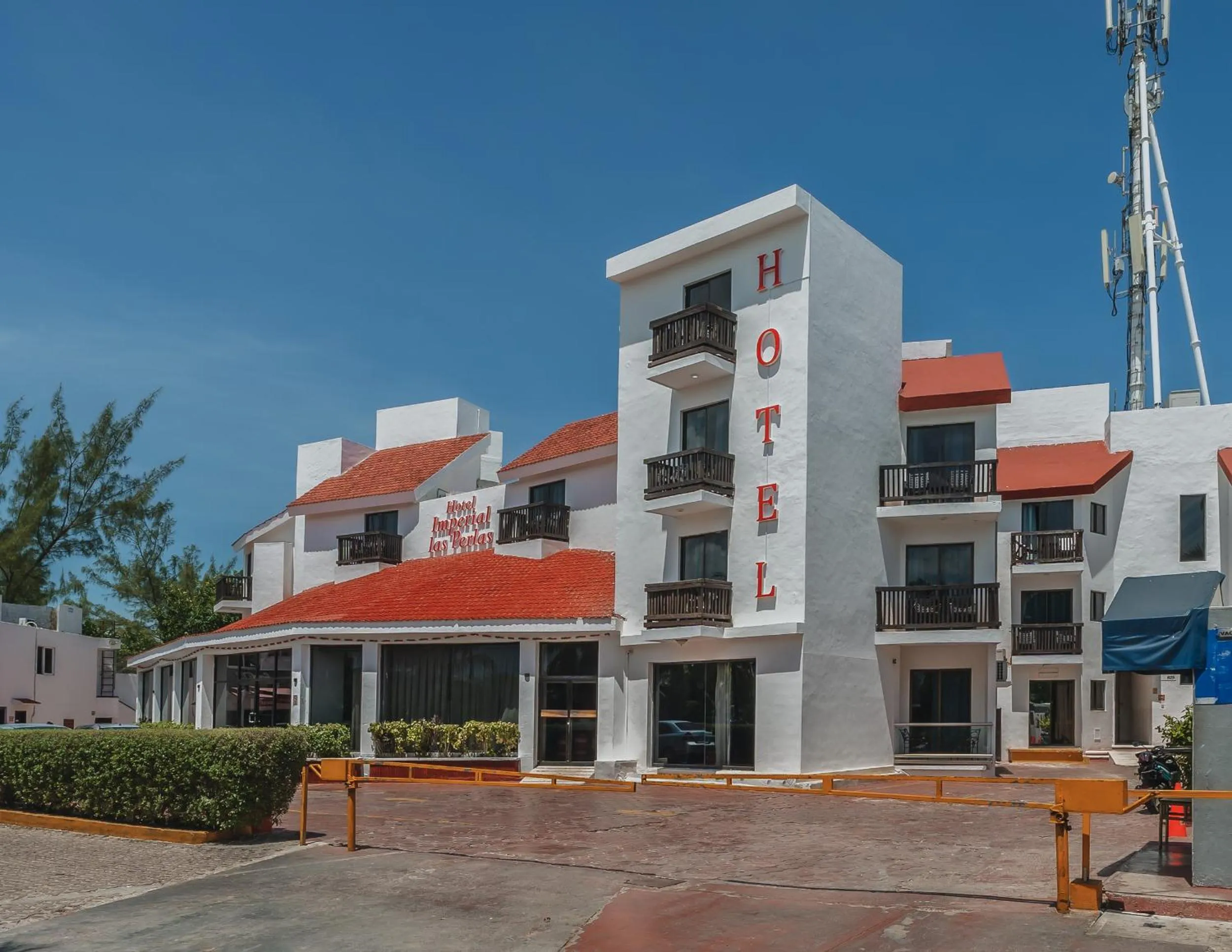 Facade/entrance in Imperial Las Perlas