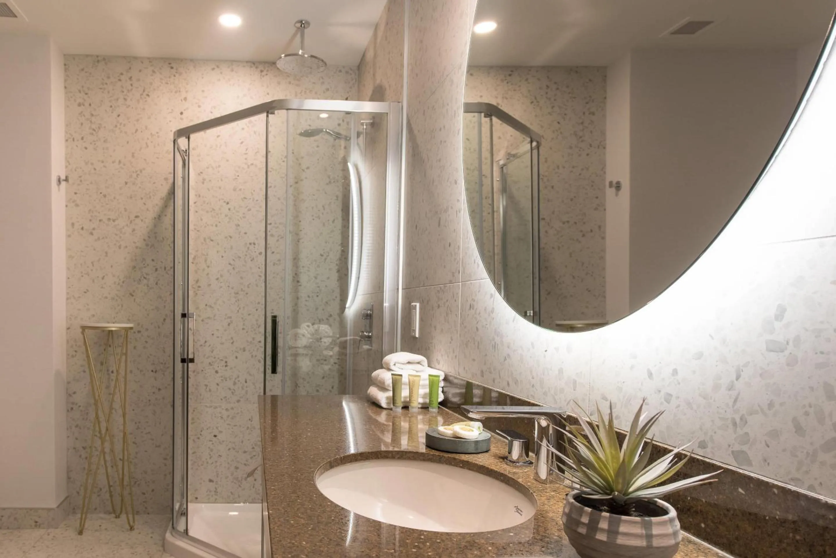 Bedroom in Hotel Royal William, an Ascend Collection Hotel