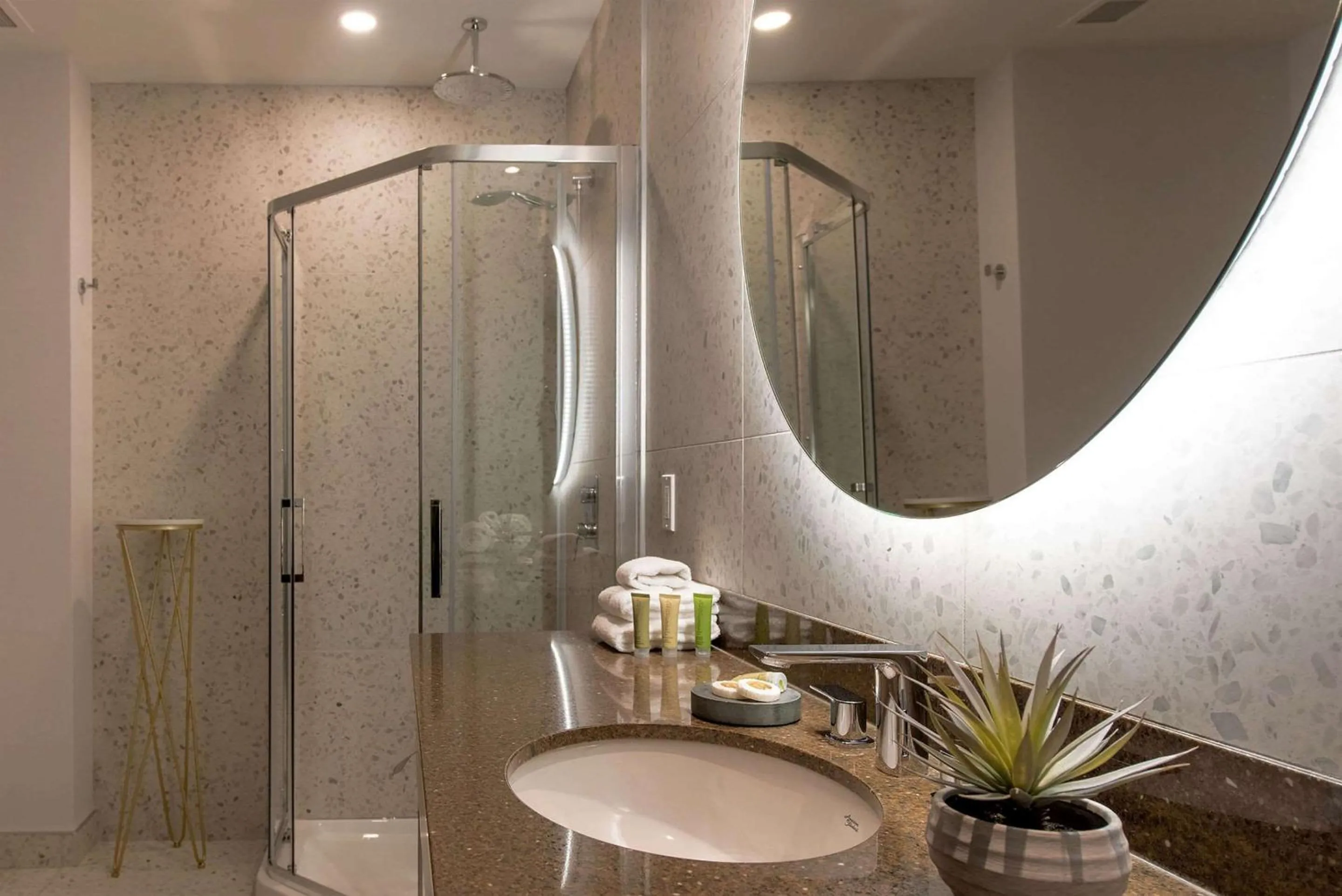 Bedroom in Hotel Royal William, an Ascend Collection Hotel