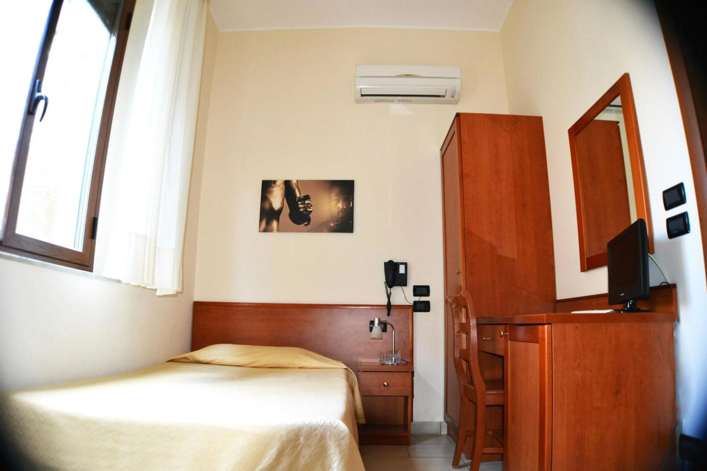 Shower, Bed in B&B Centrale Affittacamere