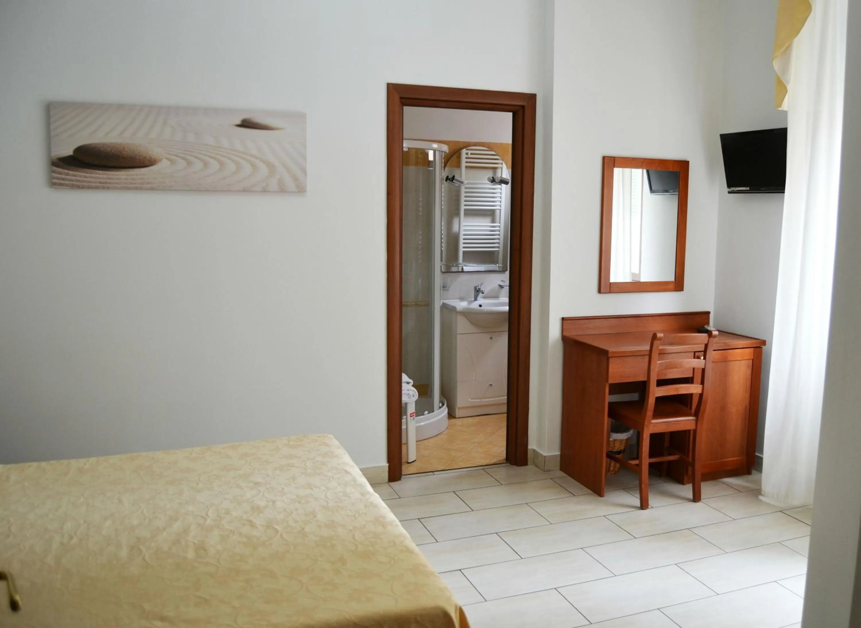 Shower, Bed in B&B Centrale Affittacamere