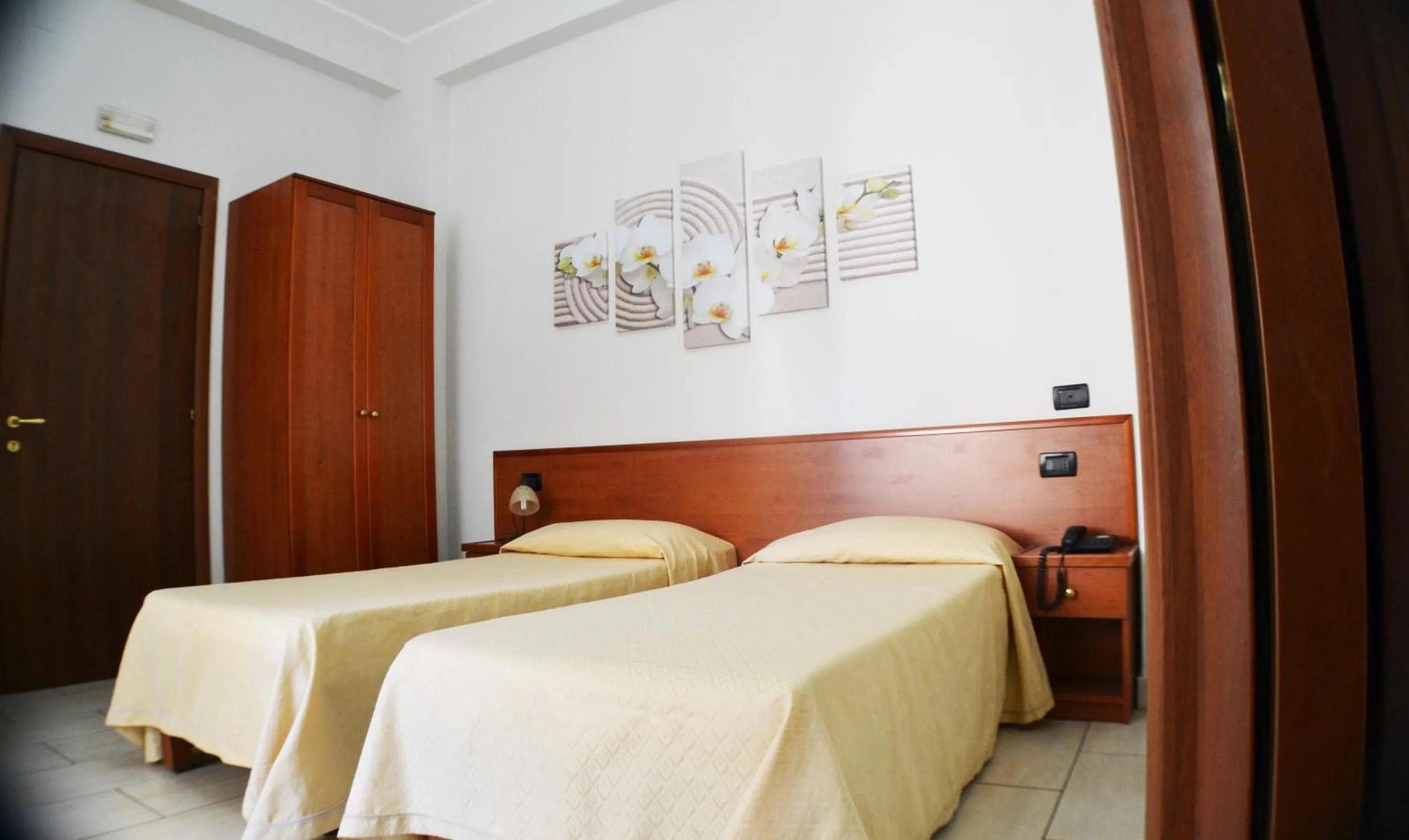 Shower, Bed in B&B Centrale Affittacamere