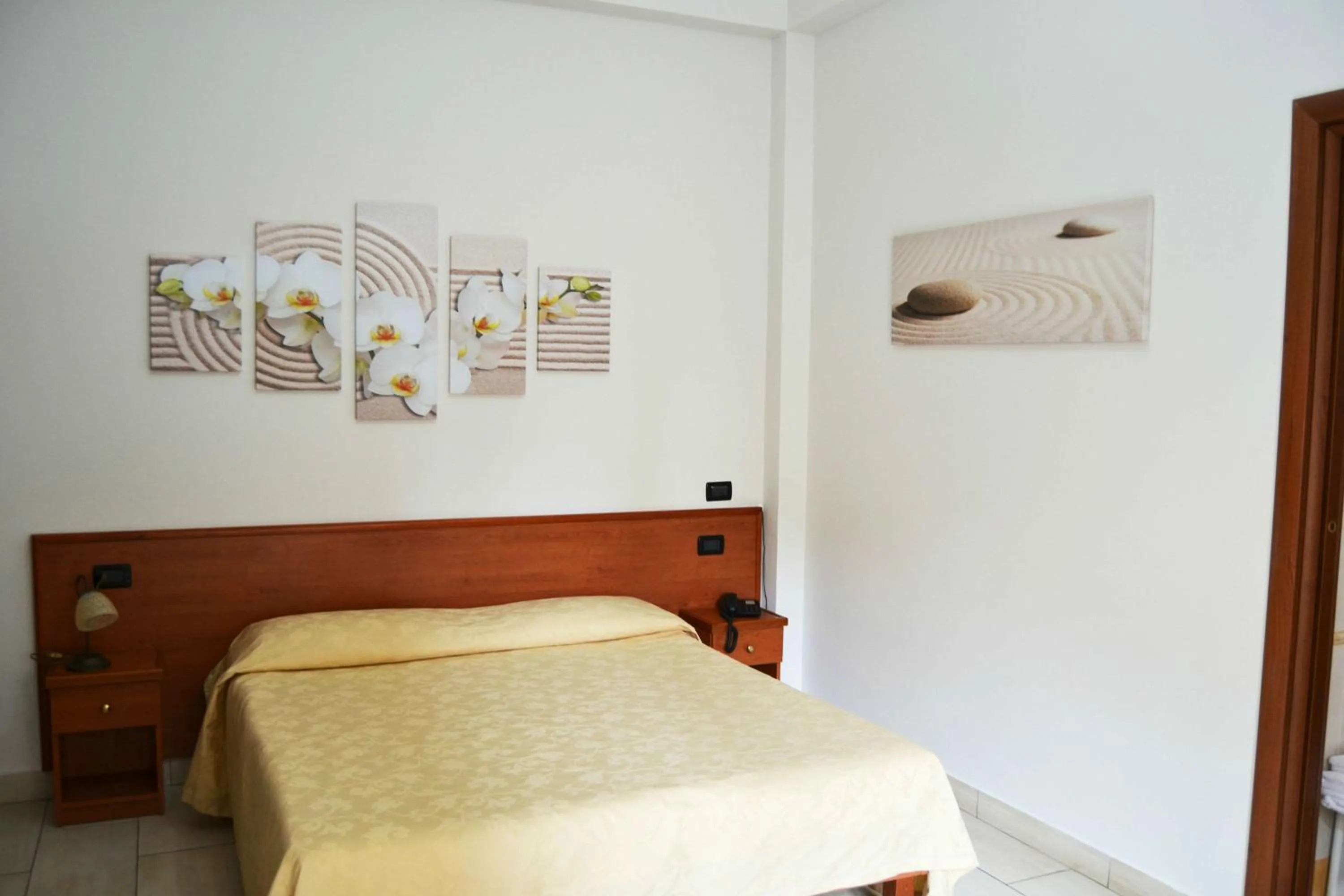 Shower, Bed in B&B Centrale Affittacamere