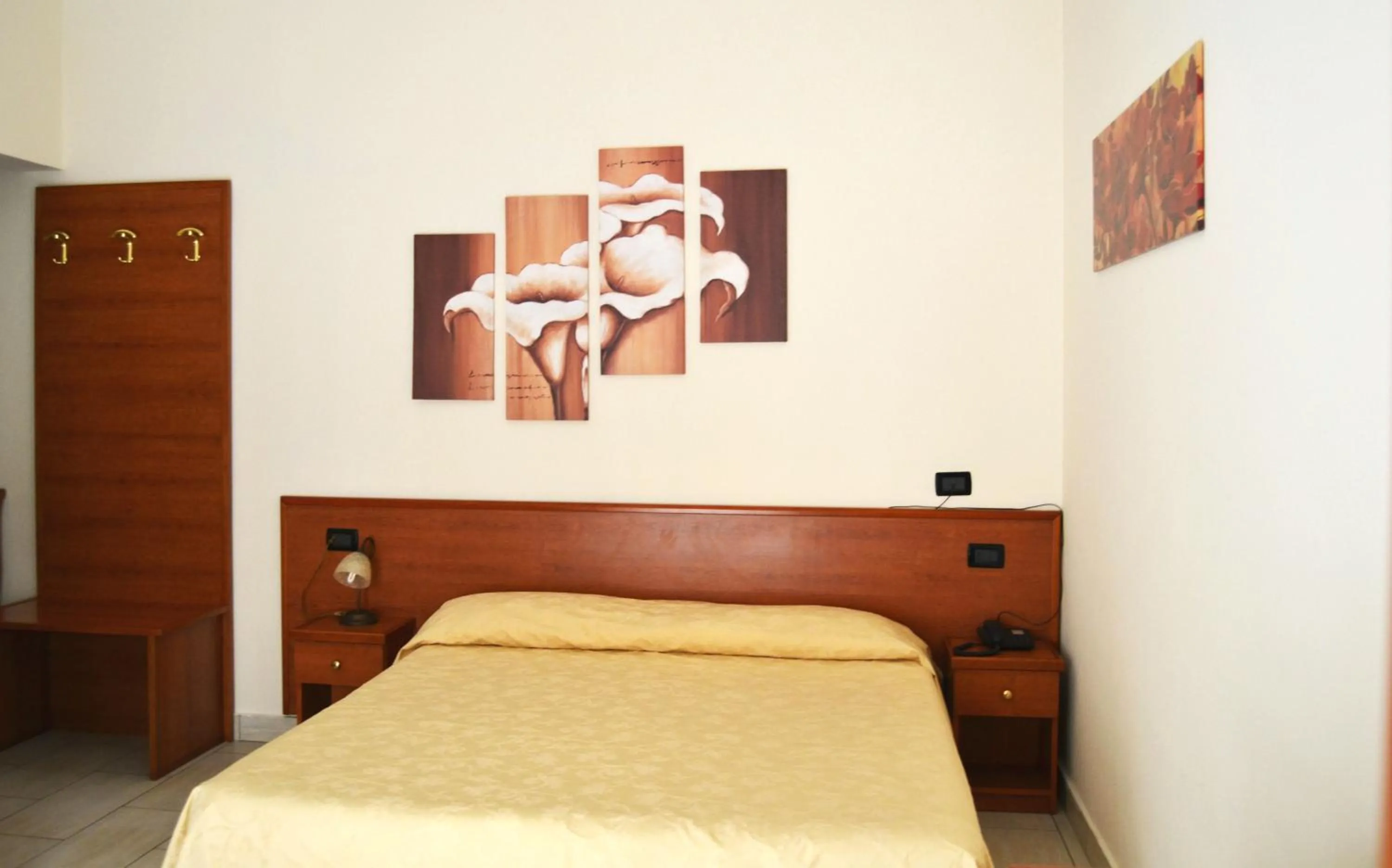 Shower, Bed in B&B Centrale Affittacamere