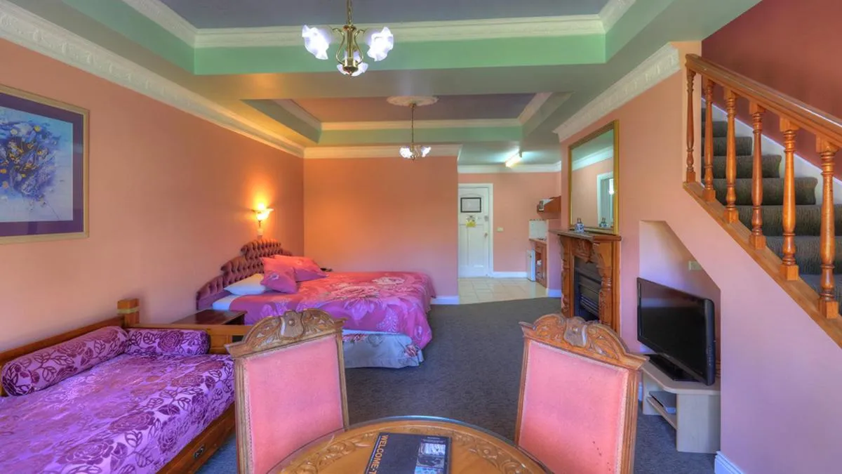 Bed in Hatchers Richmond Manor