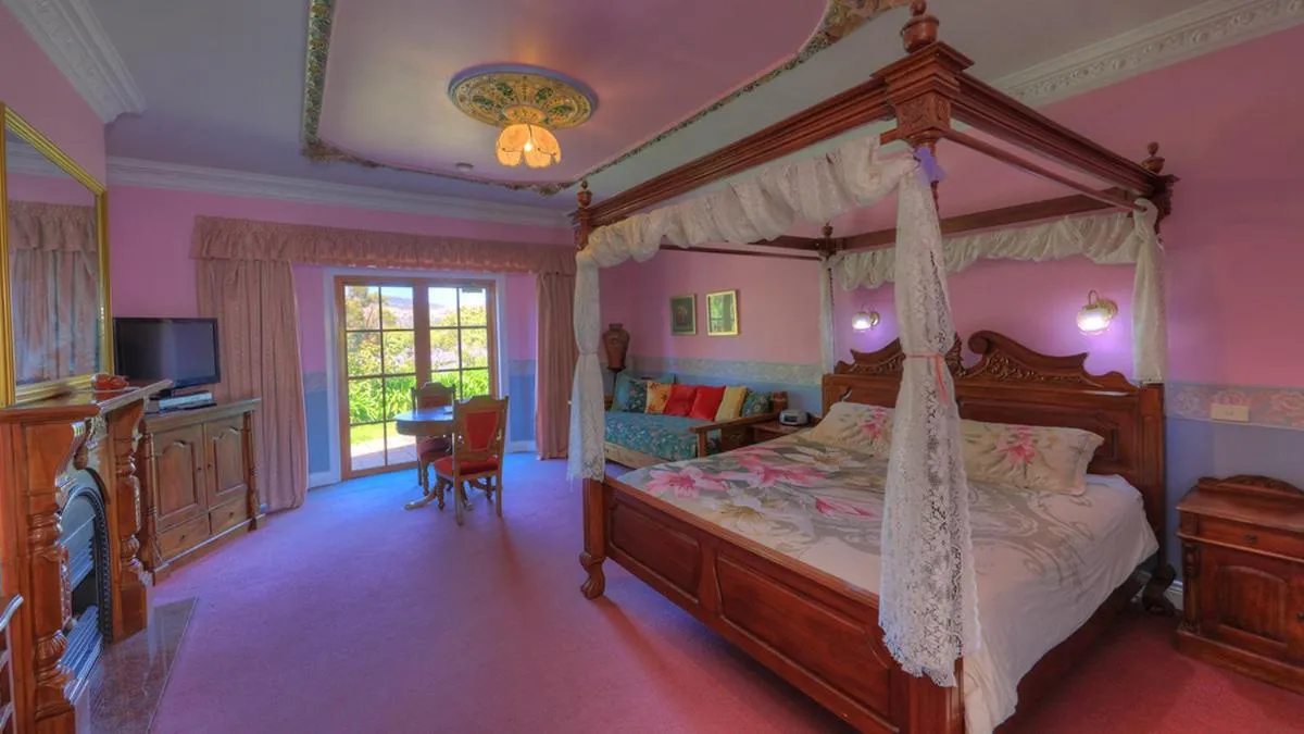 Bed in Hatchers Richmond Manor