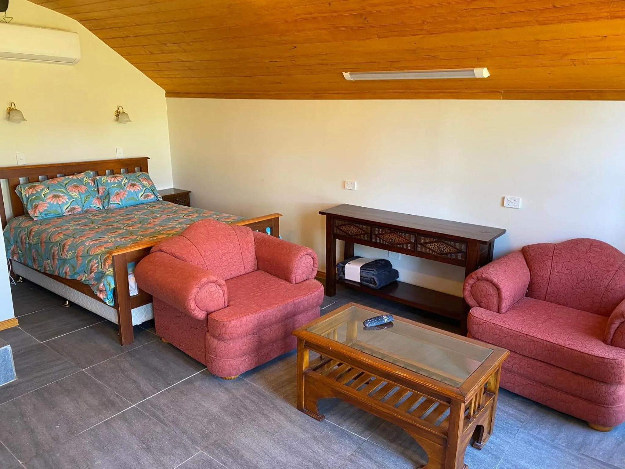 Bed in Hatchers Richmond Manor