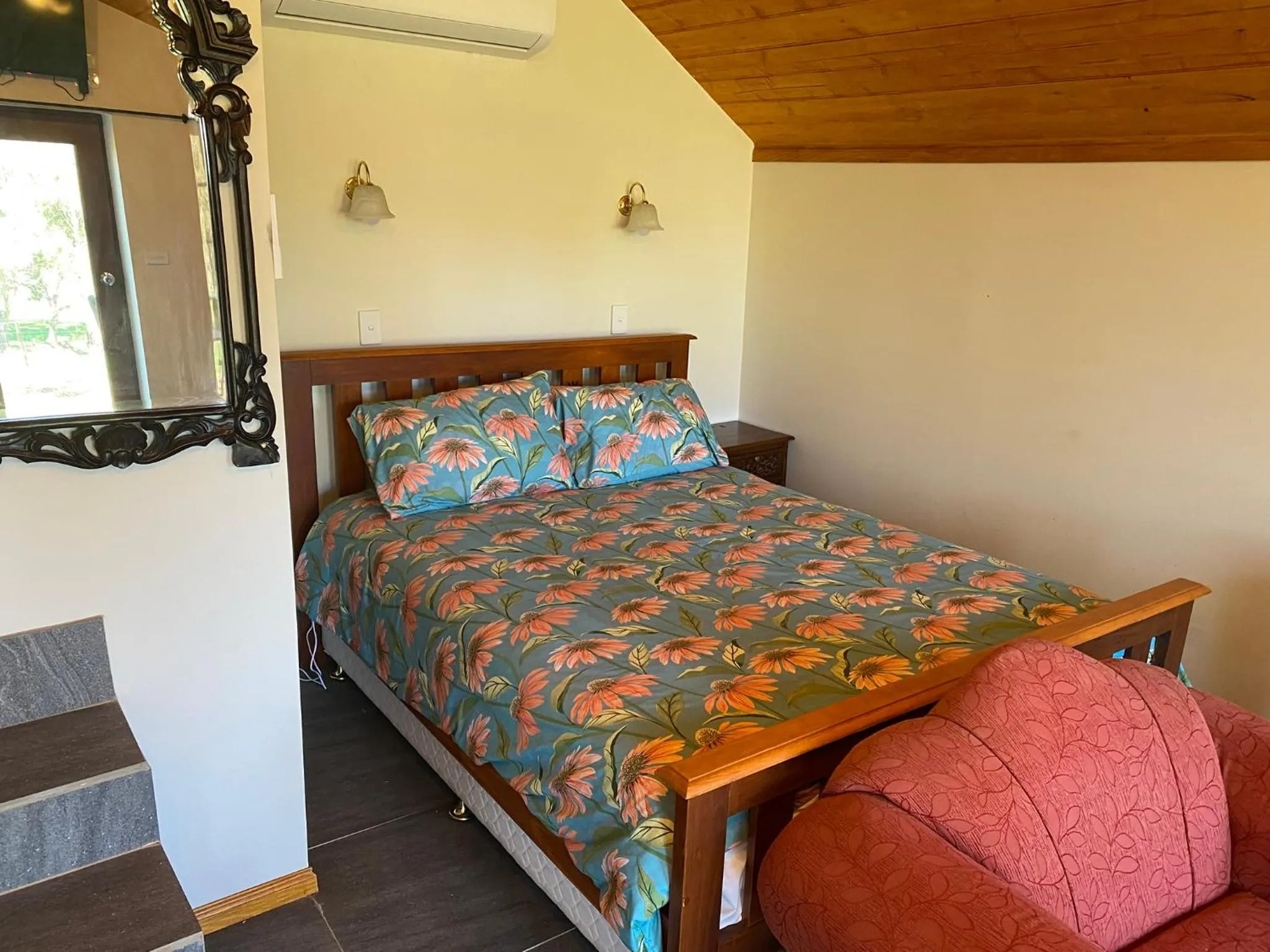 Bed in Hatchers Richmond Manor