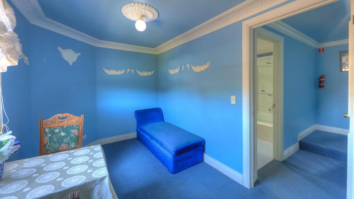 Bed in Hatchers Richmond Manor