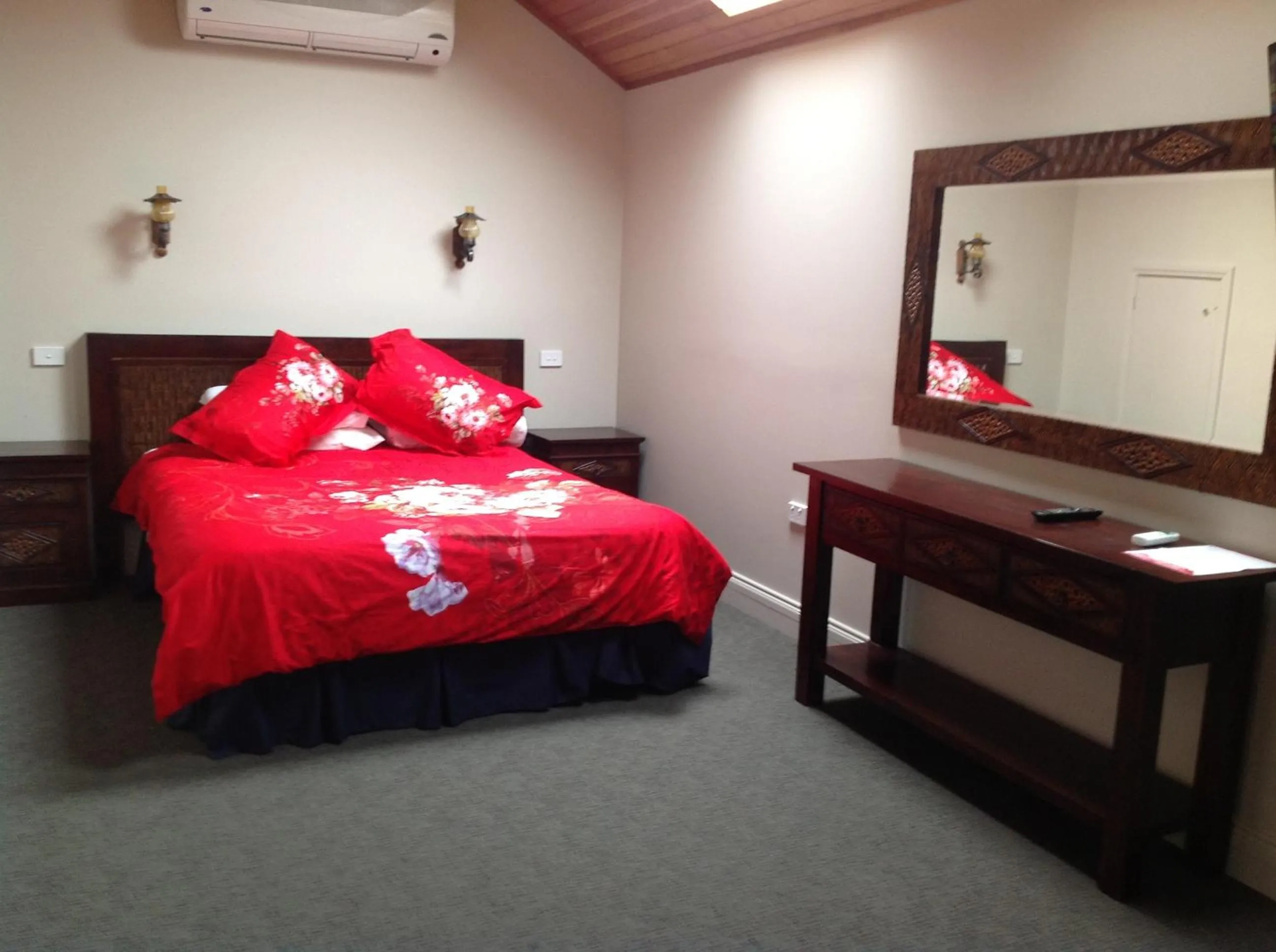 Photo of the whole room, Bed in Hatchers Richmond Manor