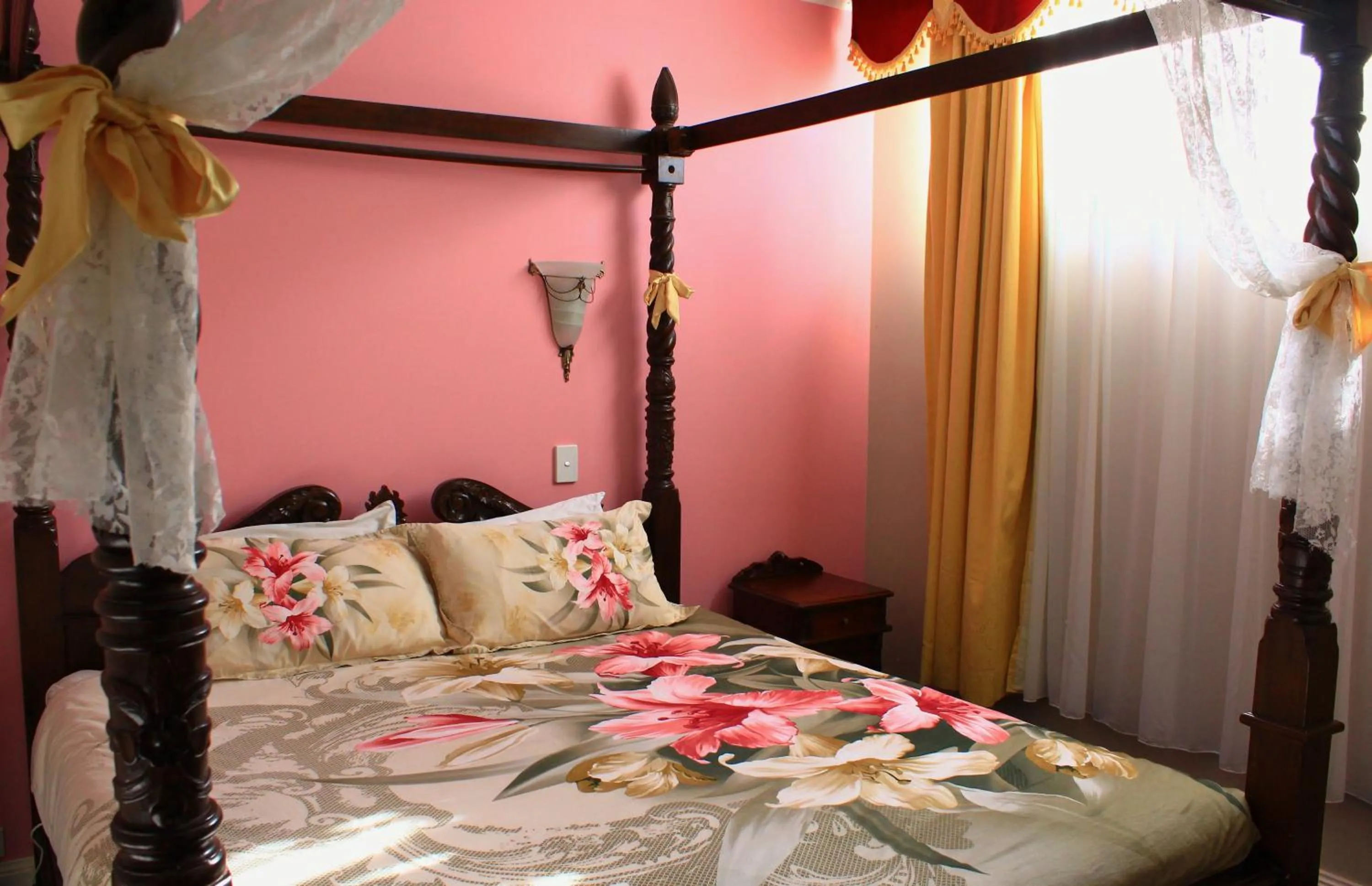 Bed in Hatchers Richmond Manor