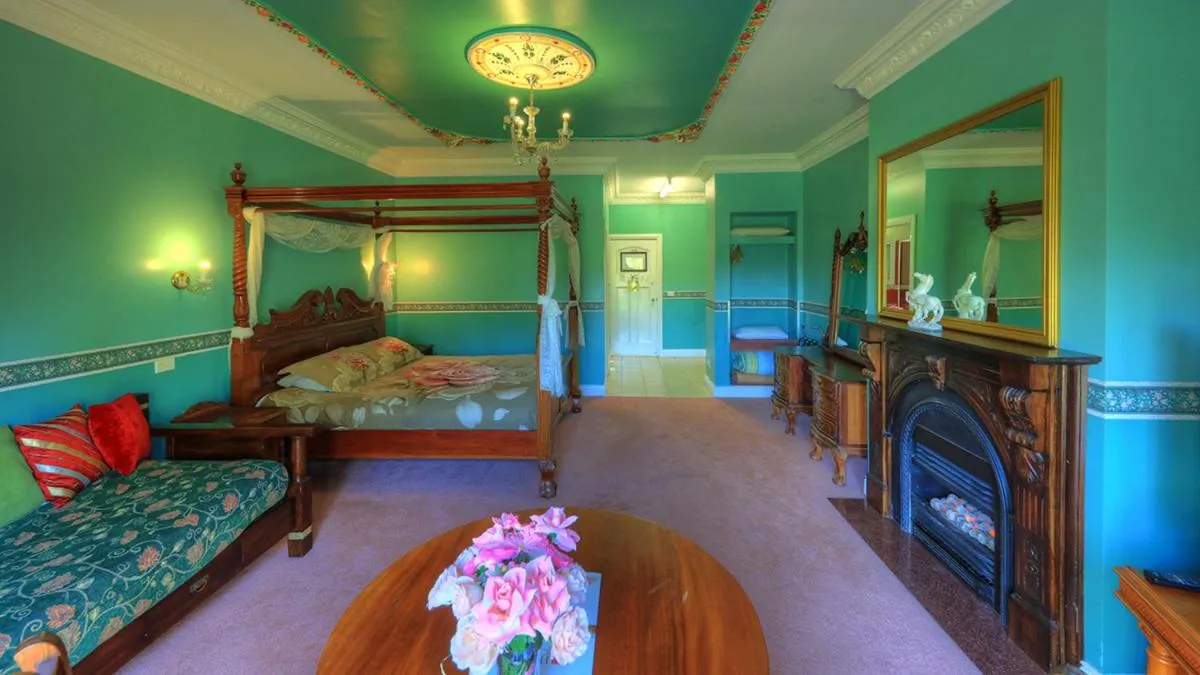 Bed in Hatchers Richmond Manor