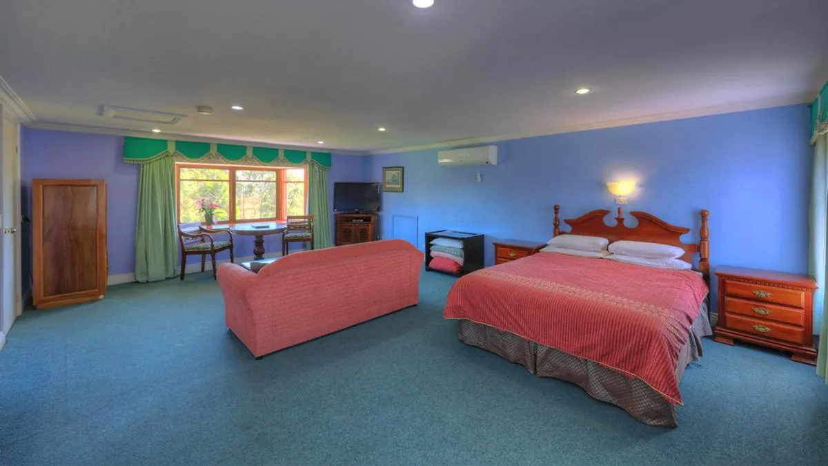 Bed in Hatchers Richmond Manor