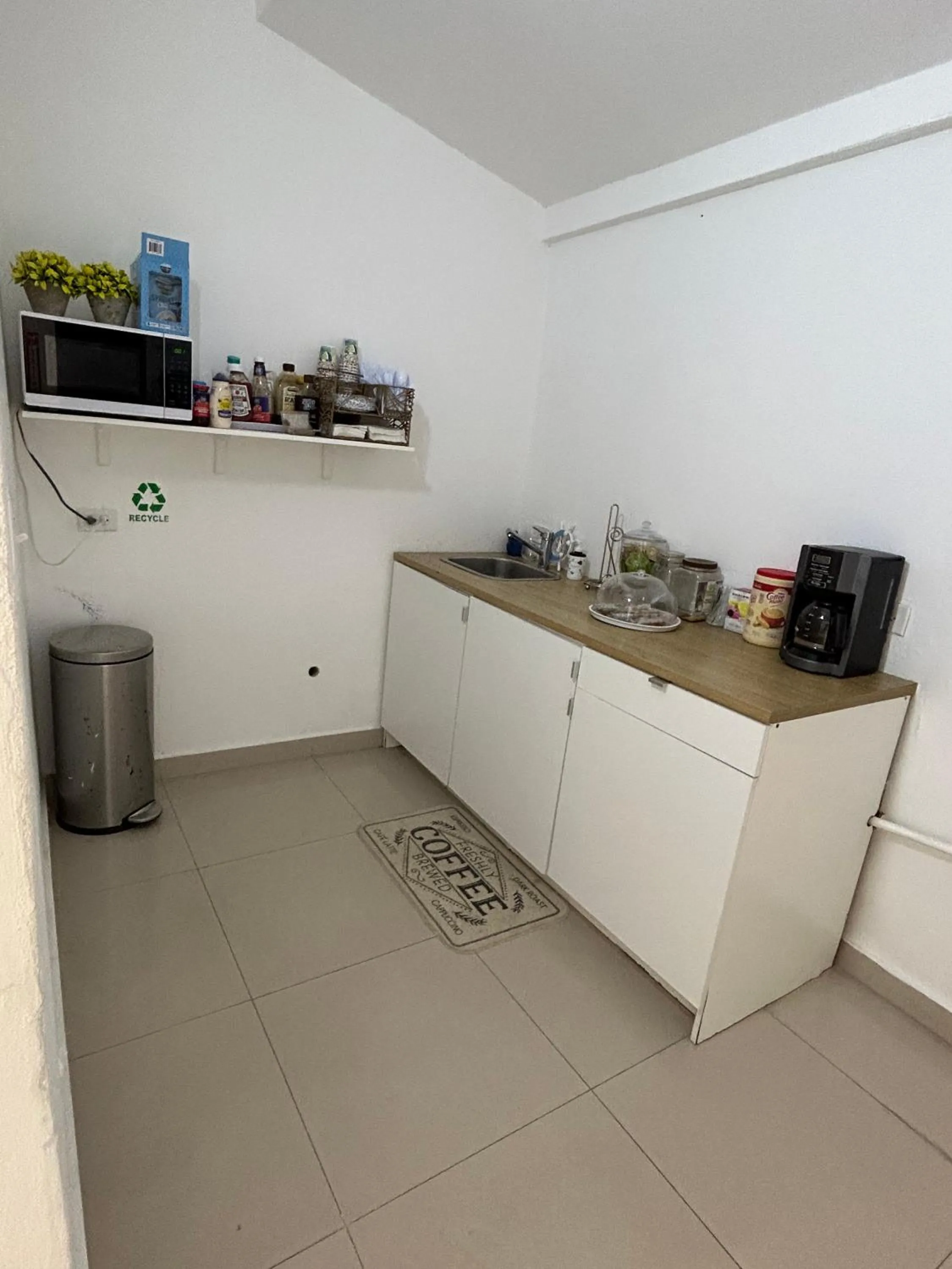 Kitchen or kitchenette in The Pelican Poshtel