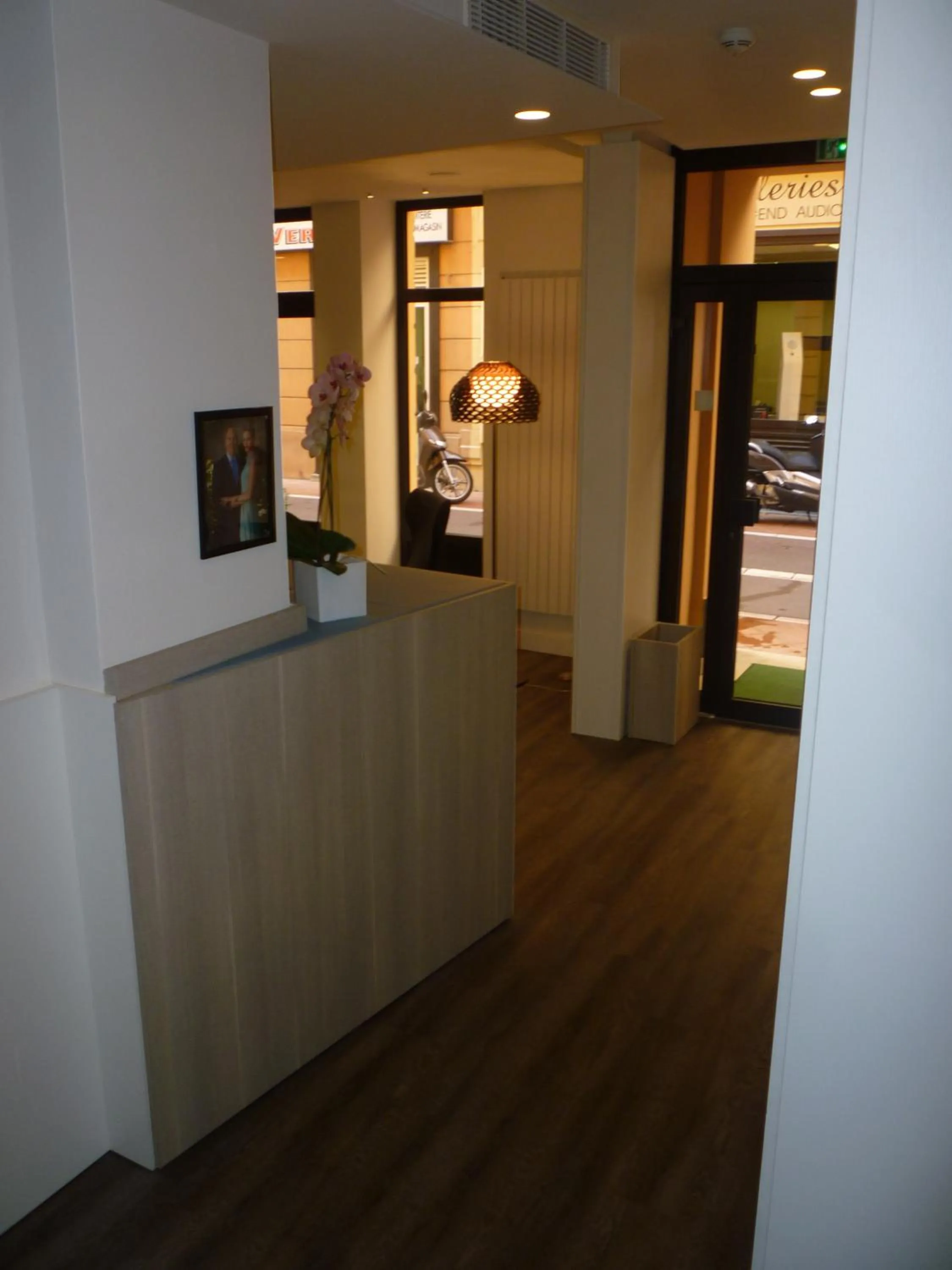 Decorative detail in Hôtel de France