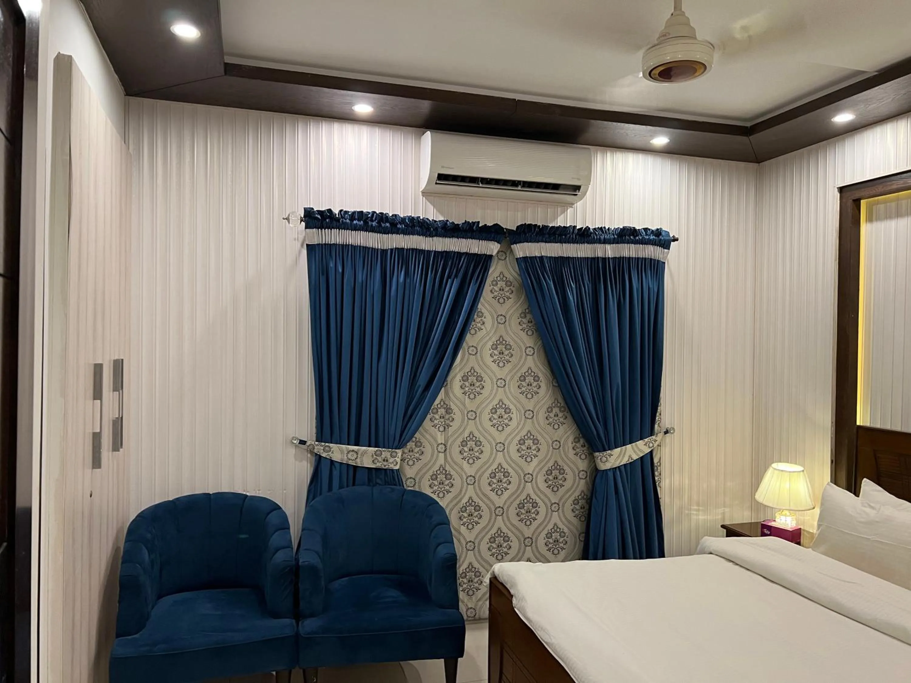 Bed in Vactional Villa Dha Phase 6 Lahore ,Three Bed Room Full House