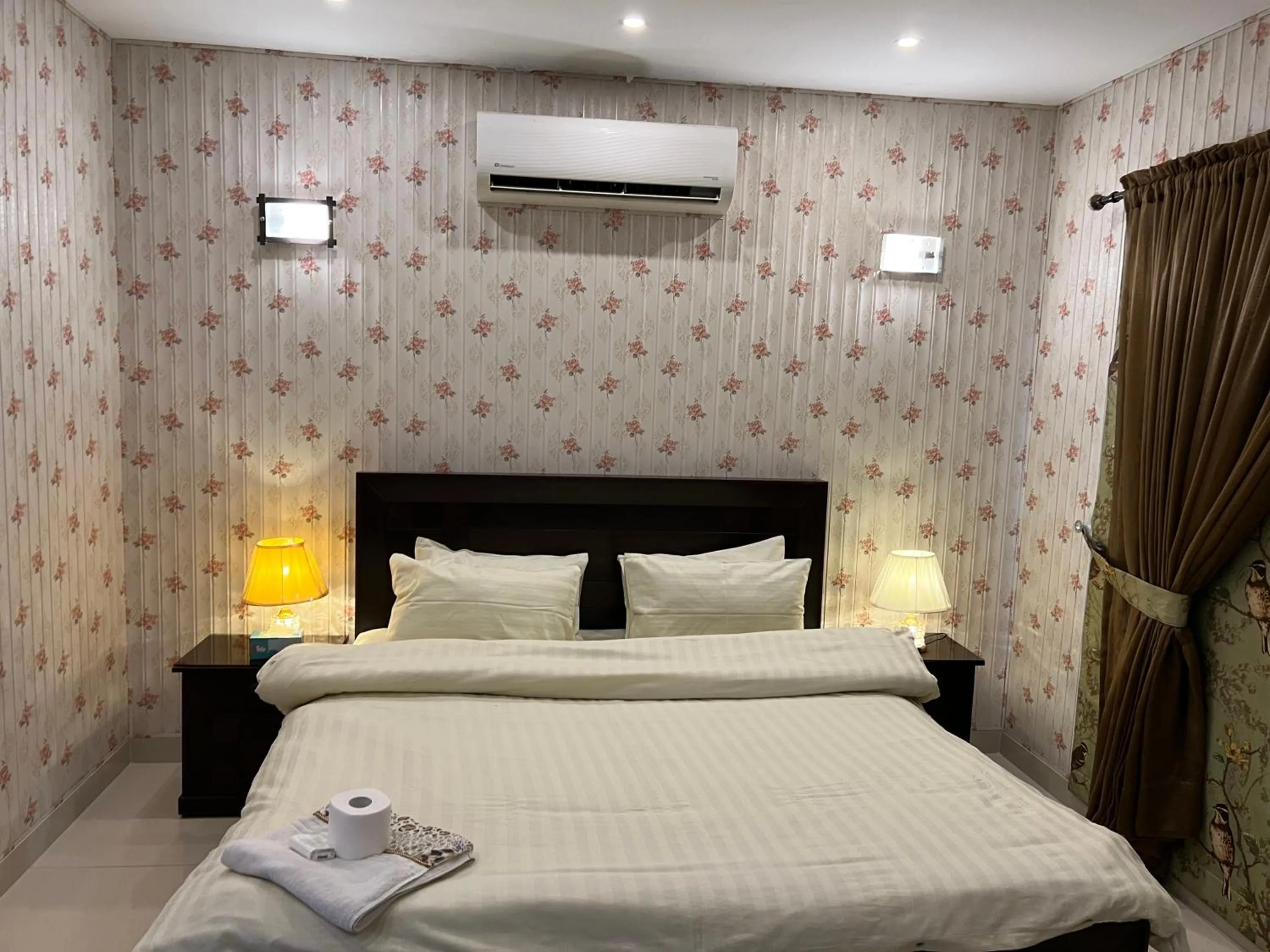 Bed in Vactional Villa Dha Phase 6 Lahore ,Three Bed Room Full House