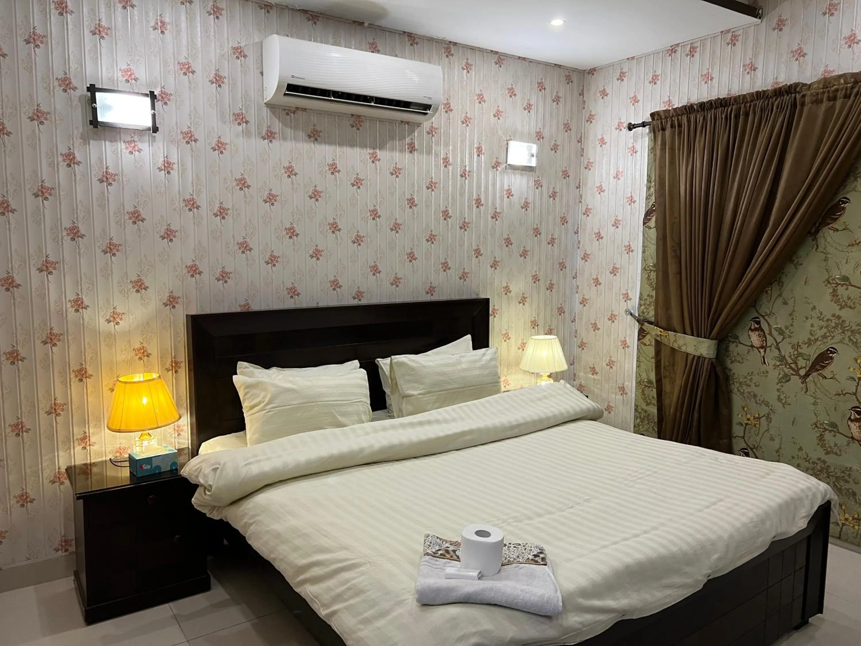 Bed in Vactional Villa Dha Phase 6 Lahore ,Three Bed Room Full House