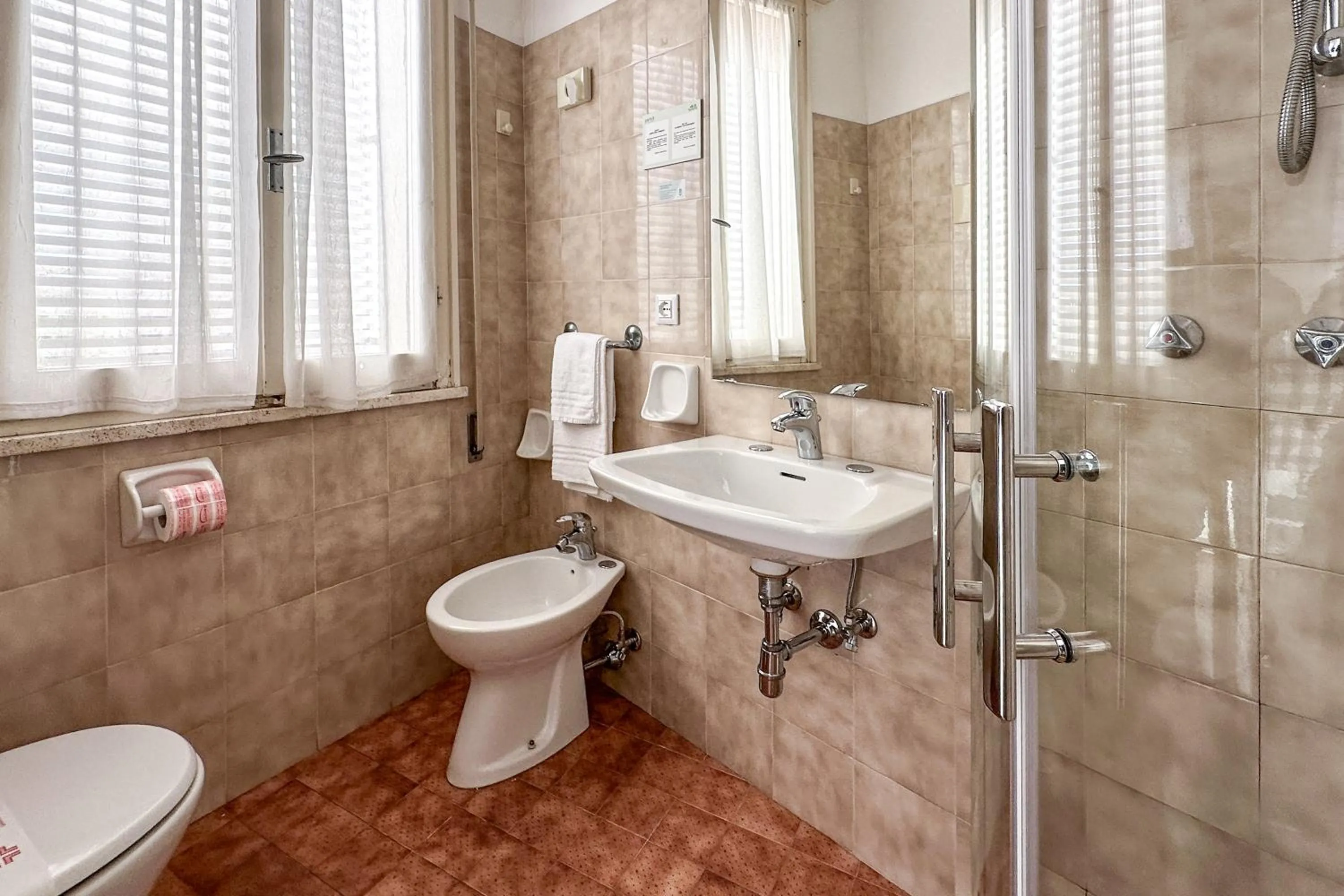 Shower in Hotel Aplo - Breakfast Experience