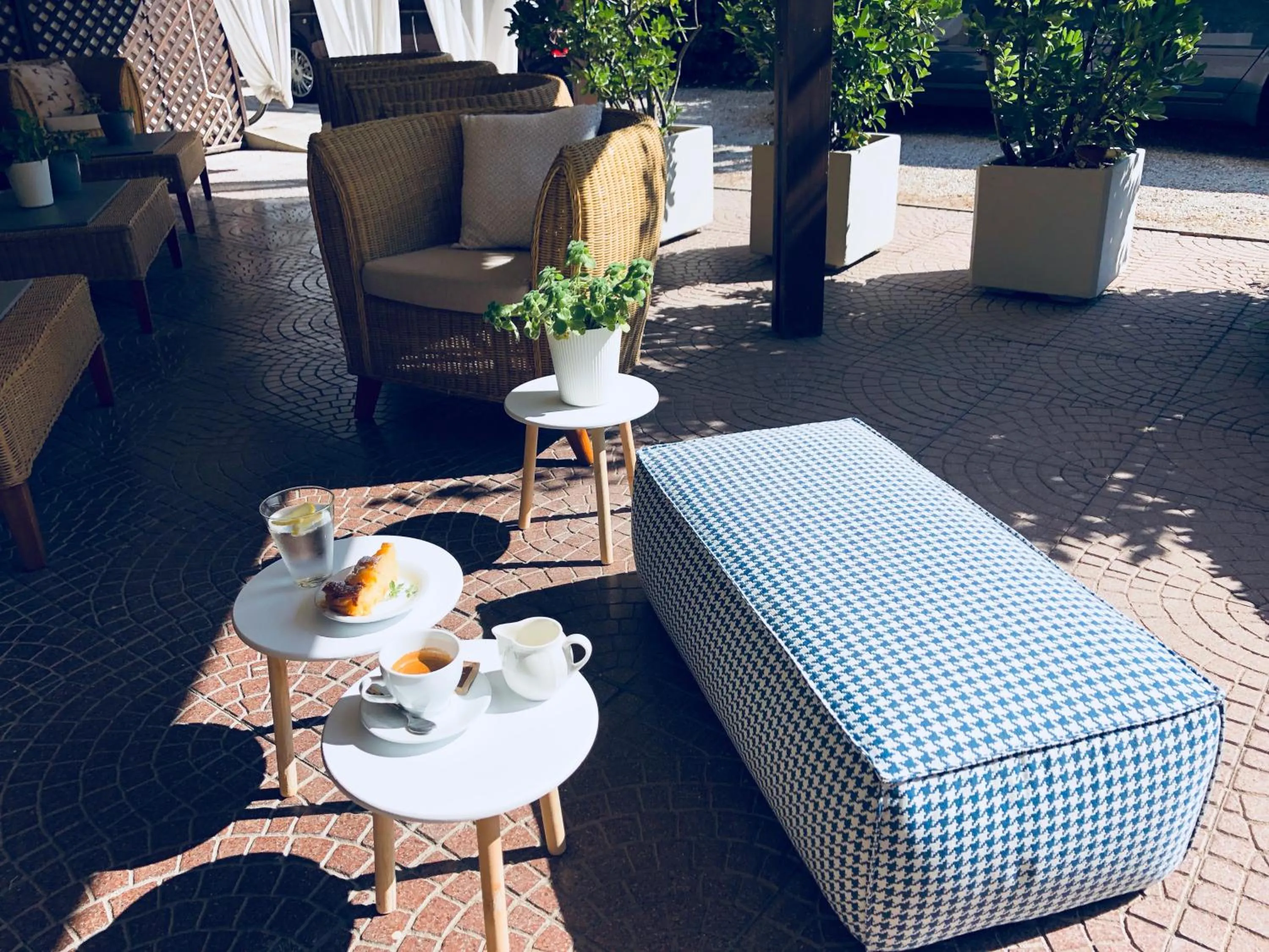 Patio in Hotel Aplo - Breakfast Experience
