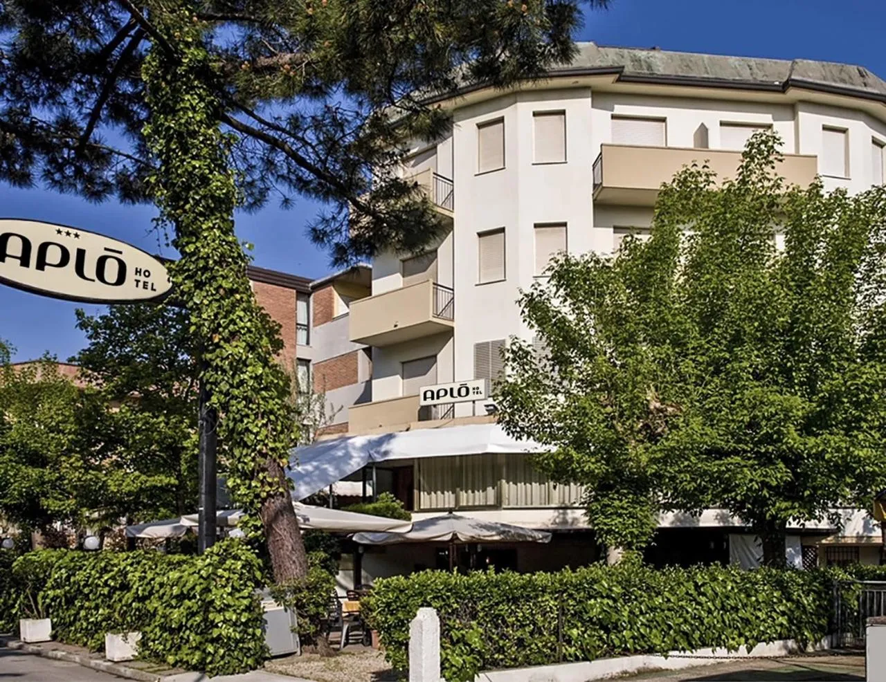 Facade/entrance in Hotel Aplo - Breakfast Experience