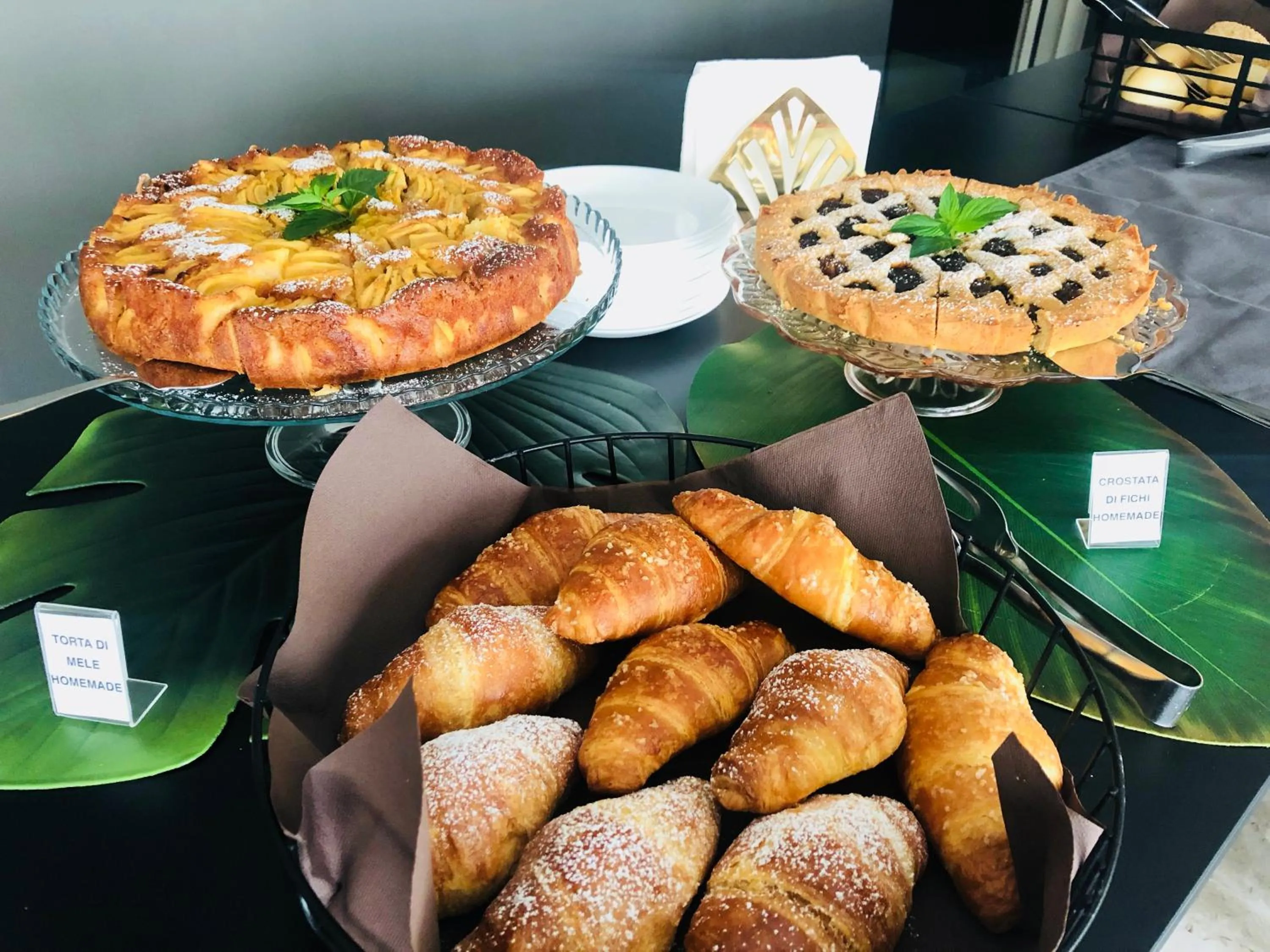 Food and drinks in Hotel Aplo - Breakfast Experience