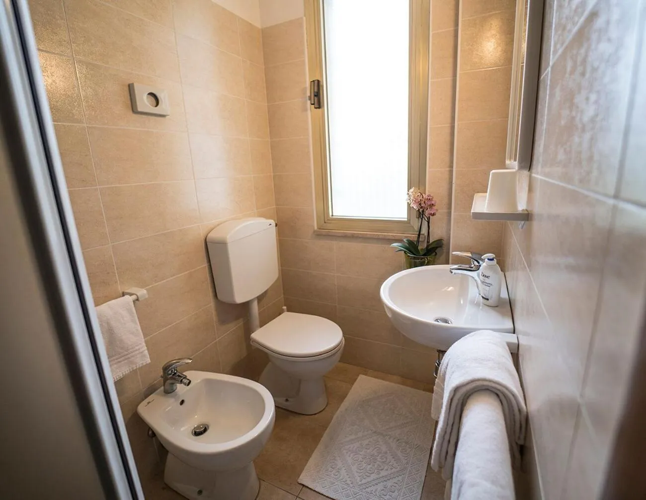 Shower in Hotel Aplo - Breakfast Experience