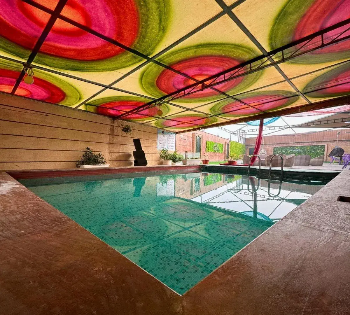 Swimming pool in Hotel Runway Inn Swimming pool in Hotel Runway Inn