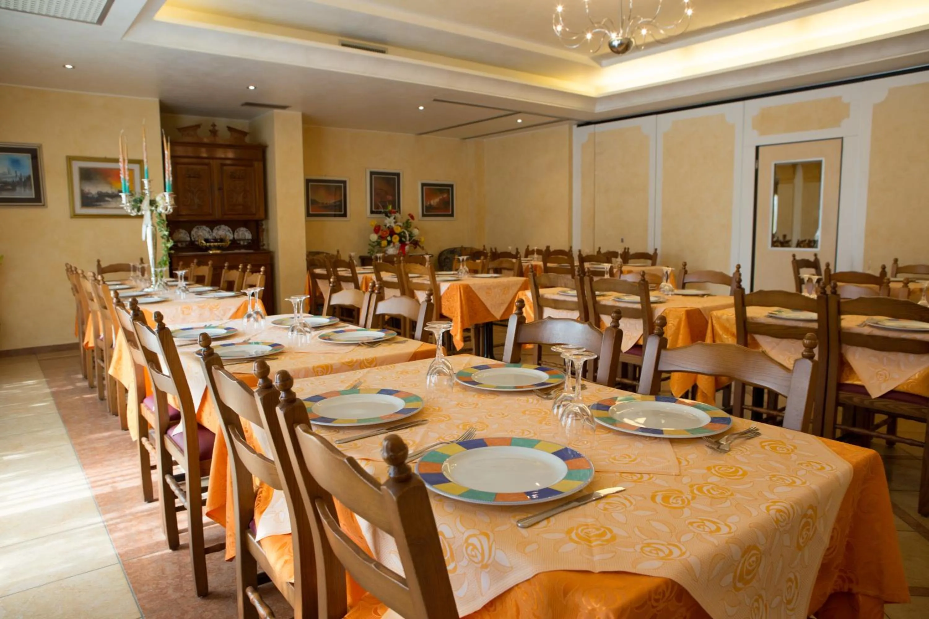 Restaurant/places to eat in Hotel Confine