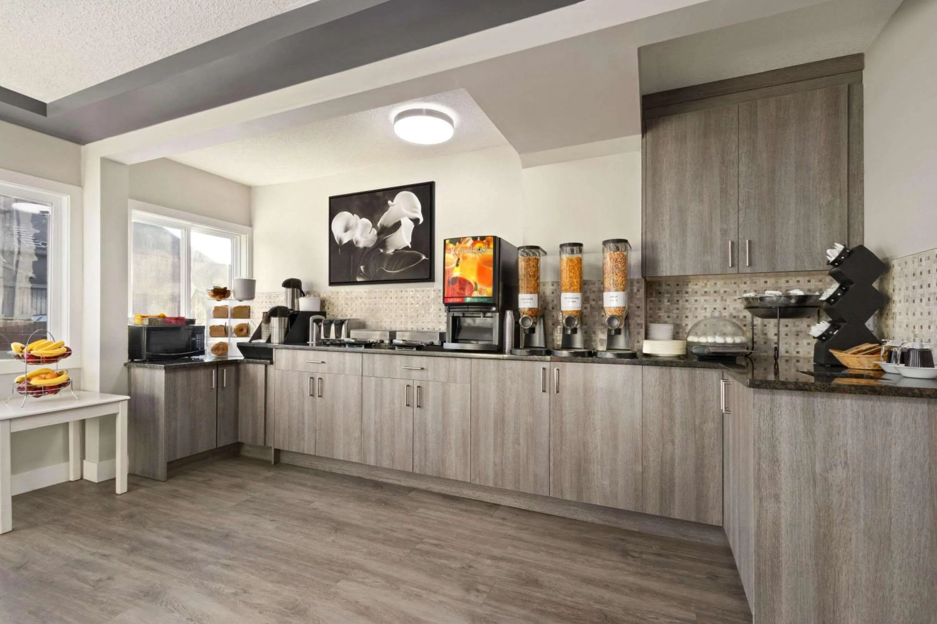 Restaurant/places to eat in Travelodge by Wyndham Calgary South