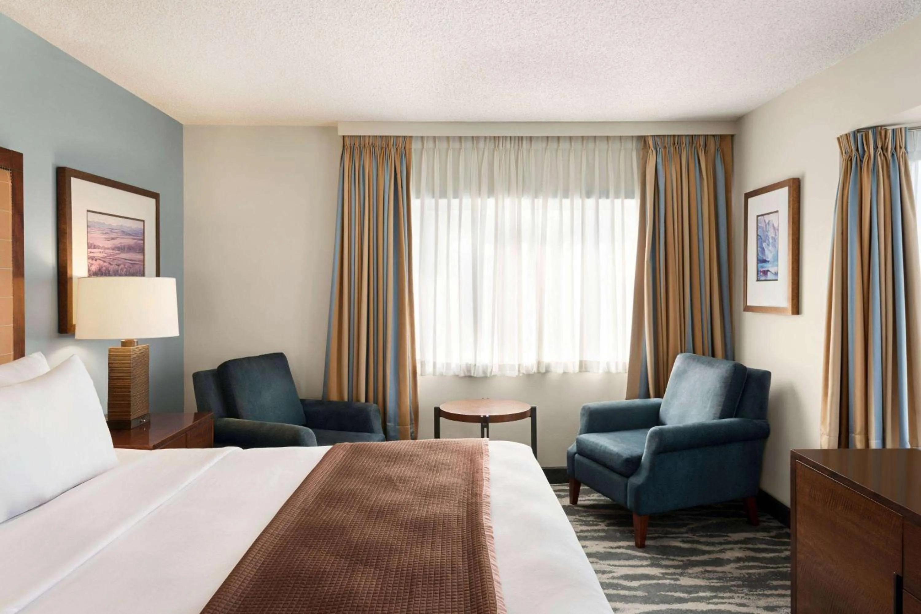 Photo of the whole room in Travelodge by Wyndham Calgary South