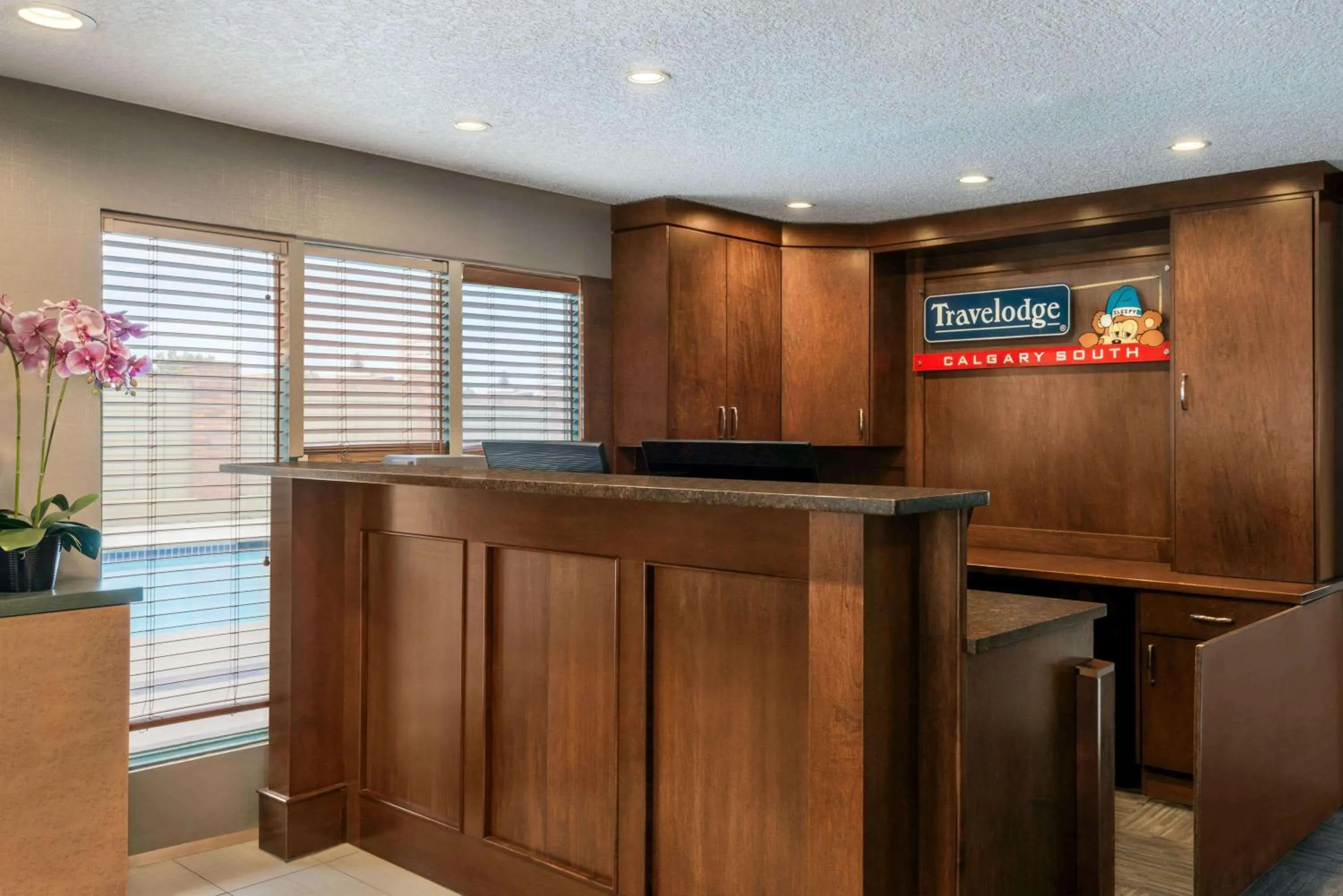 Lobby or reception in Travelodge by Wyndham Calgary South